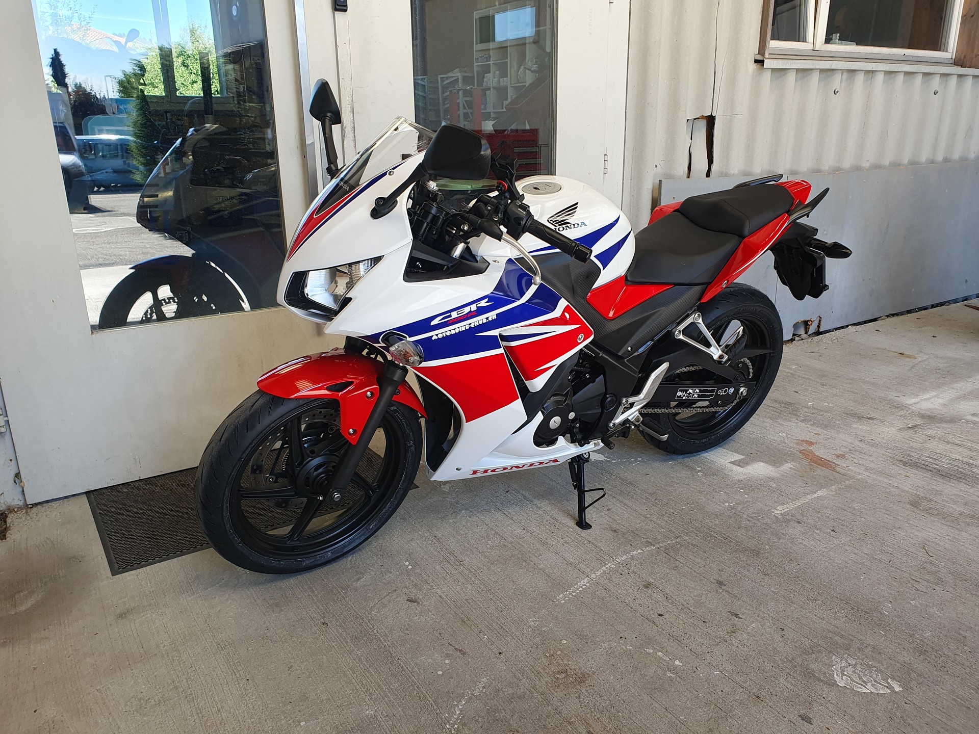 HONDA CBR 300 R-image-1