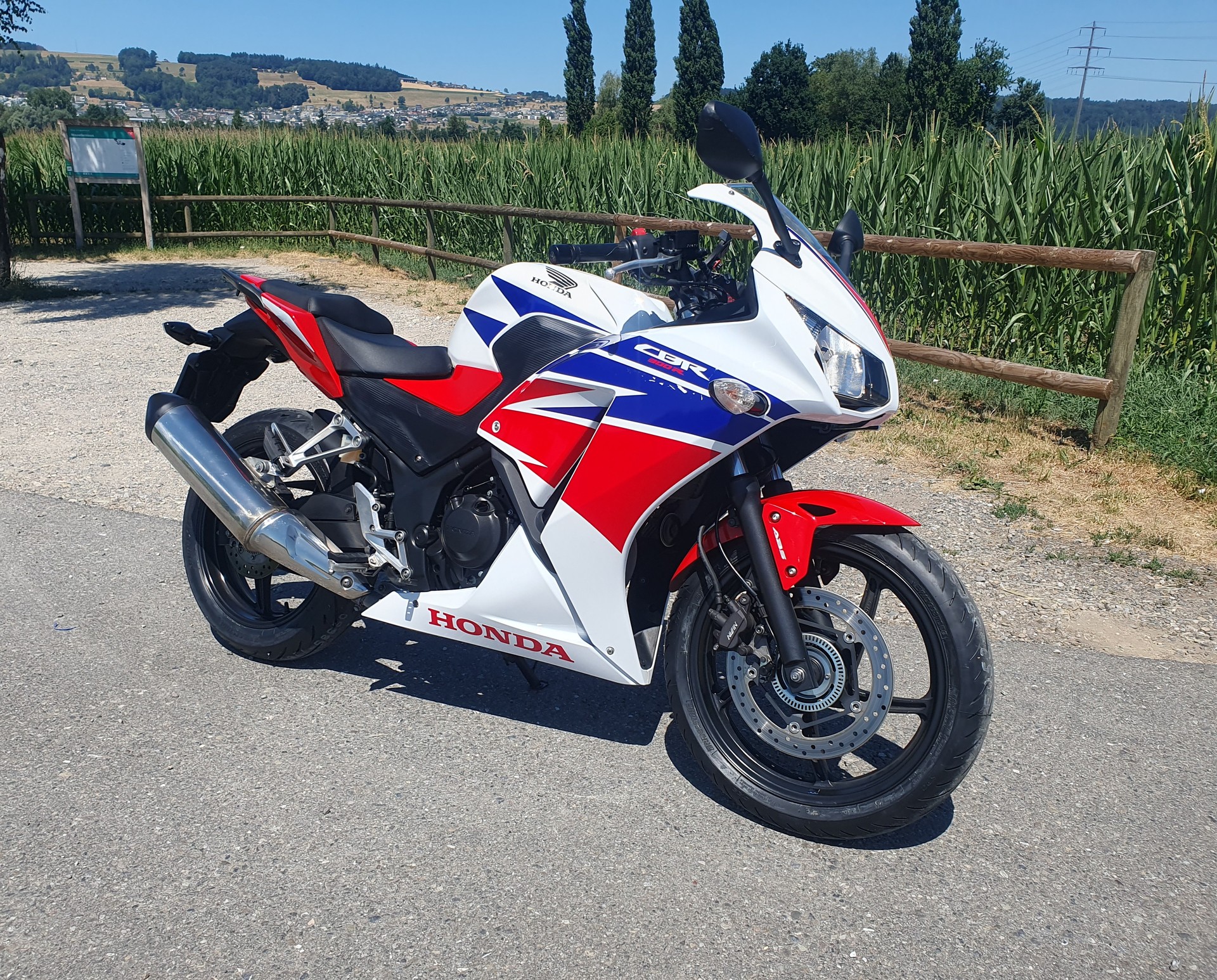 HONDA CBR 300 R-image-0