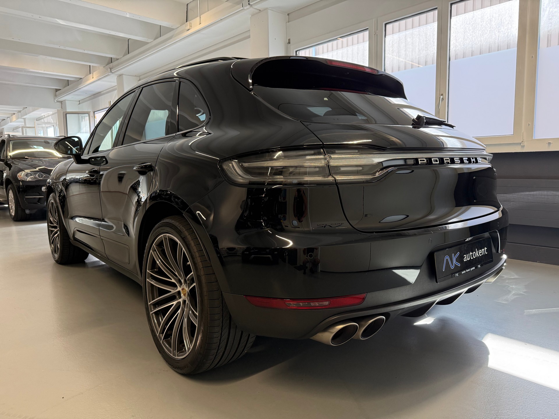 PORSCHE Macan S PDK-showroom-element-3