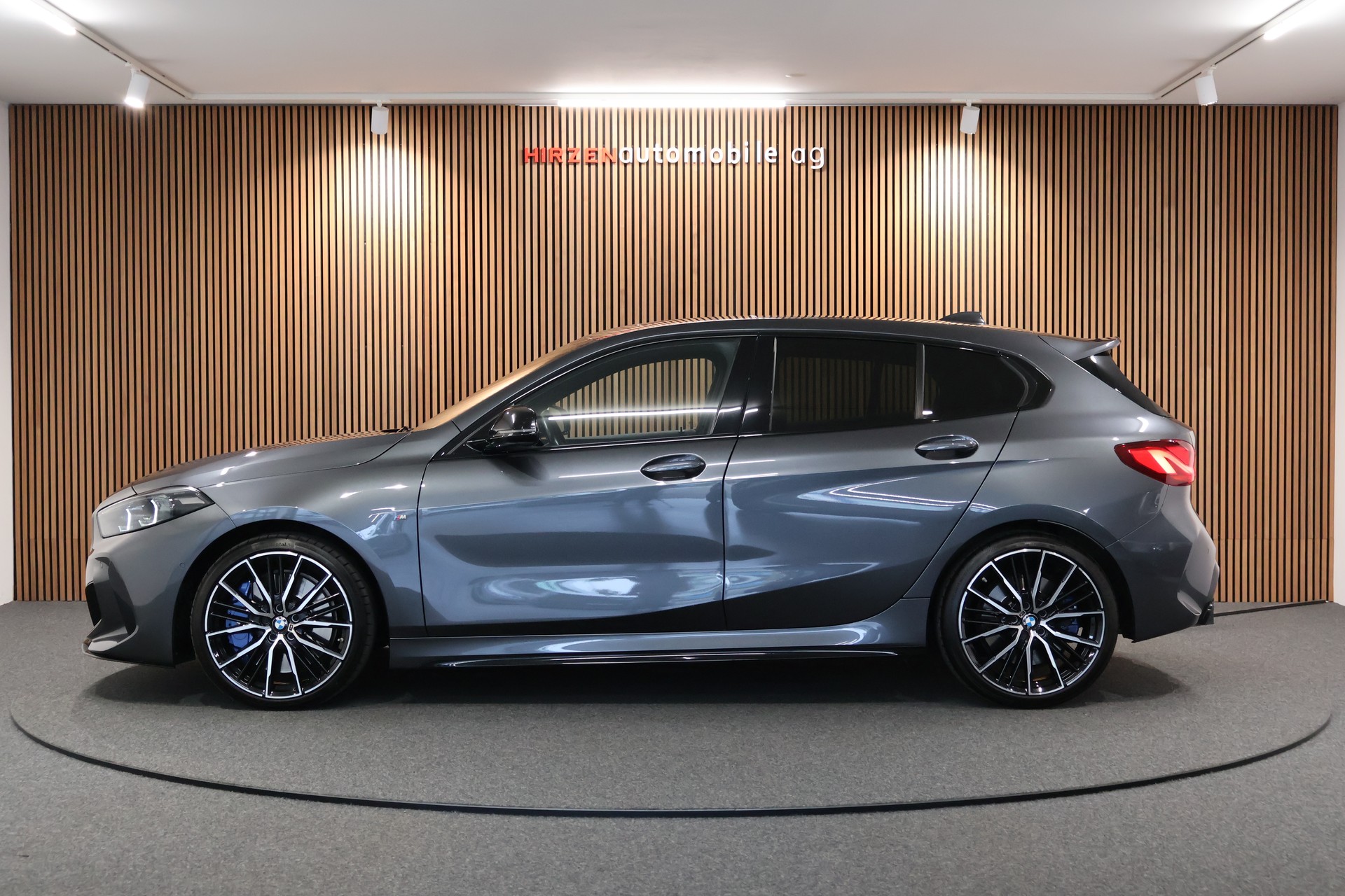 BMW M135i xDrive Steptronic-showroom-element-1