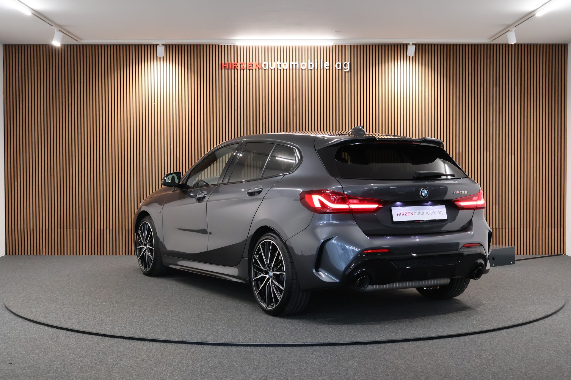 BMW M135i xDrive Steptronic-showroom-element-2
