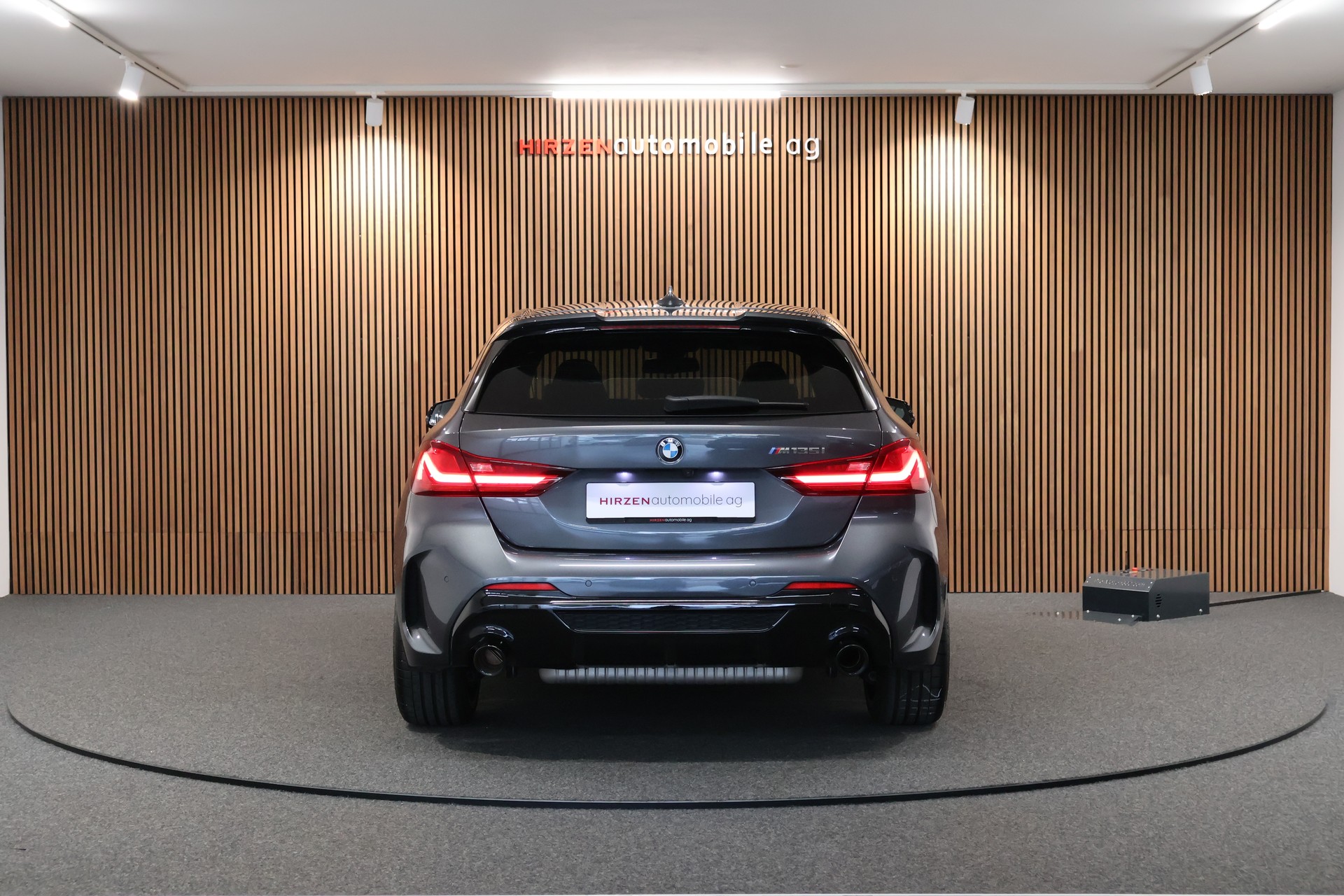 BMW M135i xDrive Steptronic-showroom-element-3