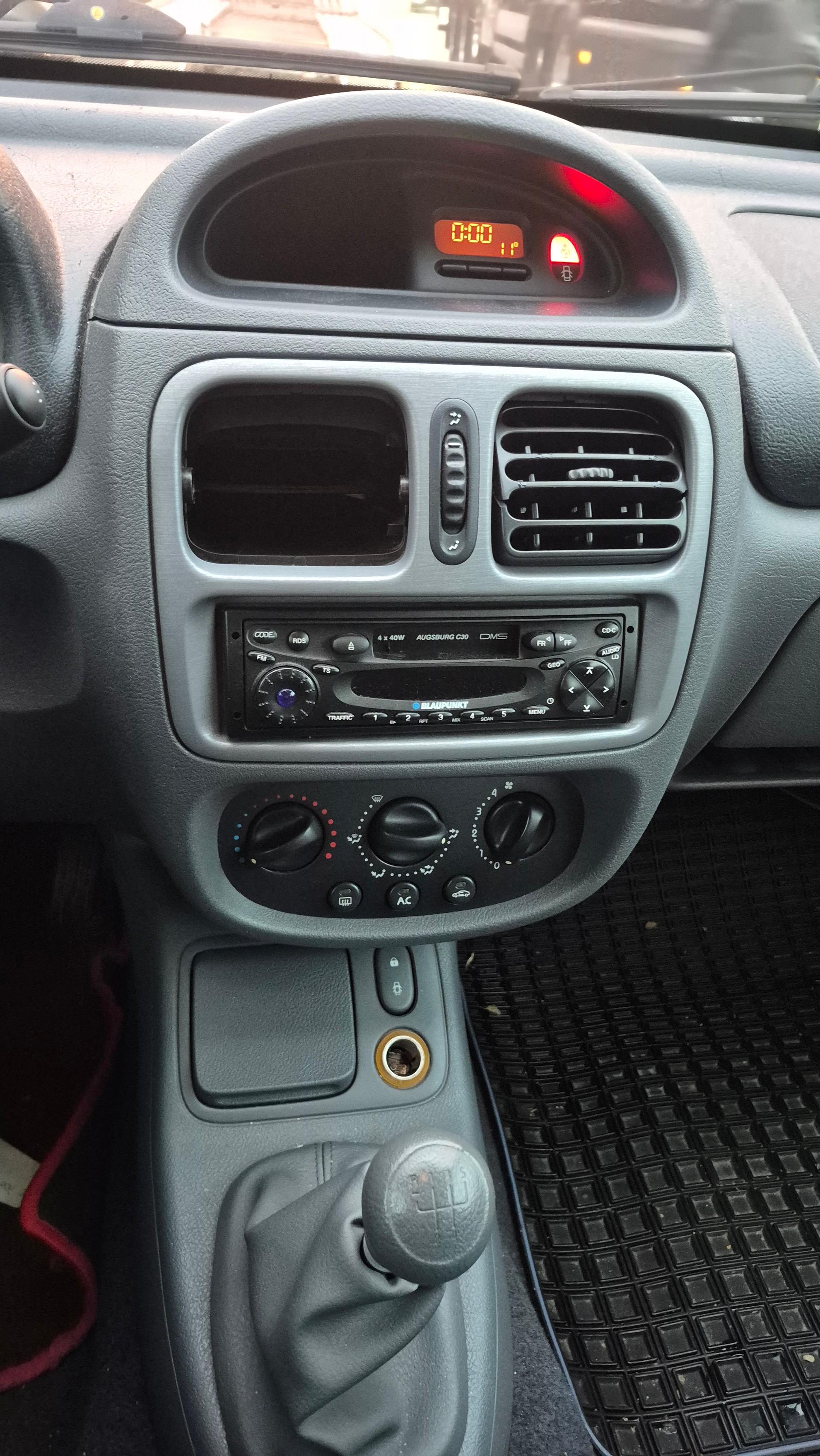 NISSAN Juke 1.6 DIG-T tekna 4x4 Xtronic M-CVT-image-3