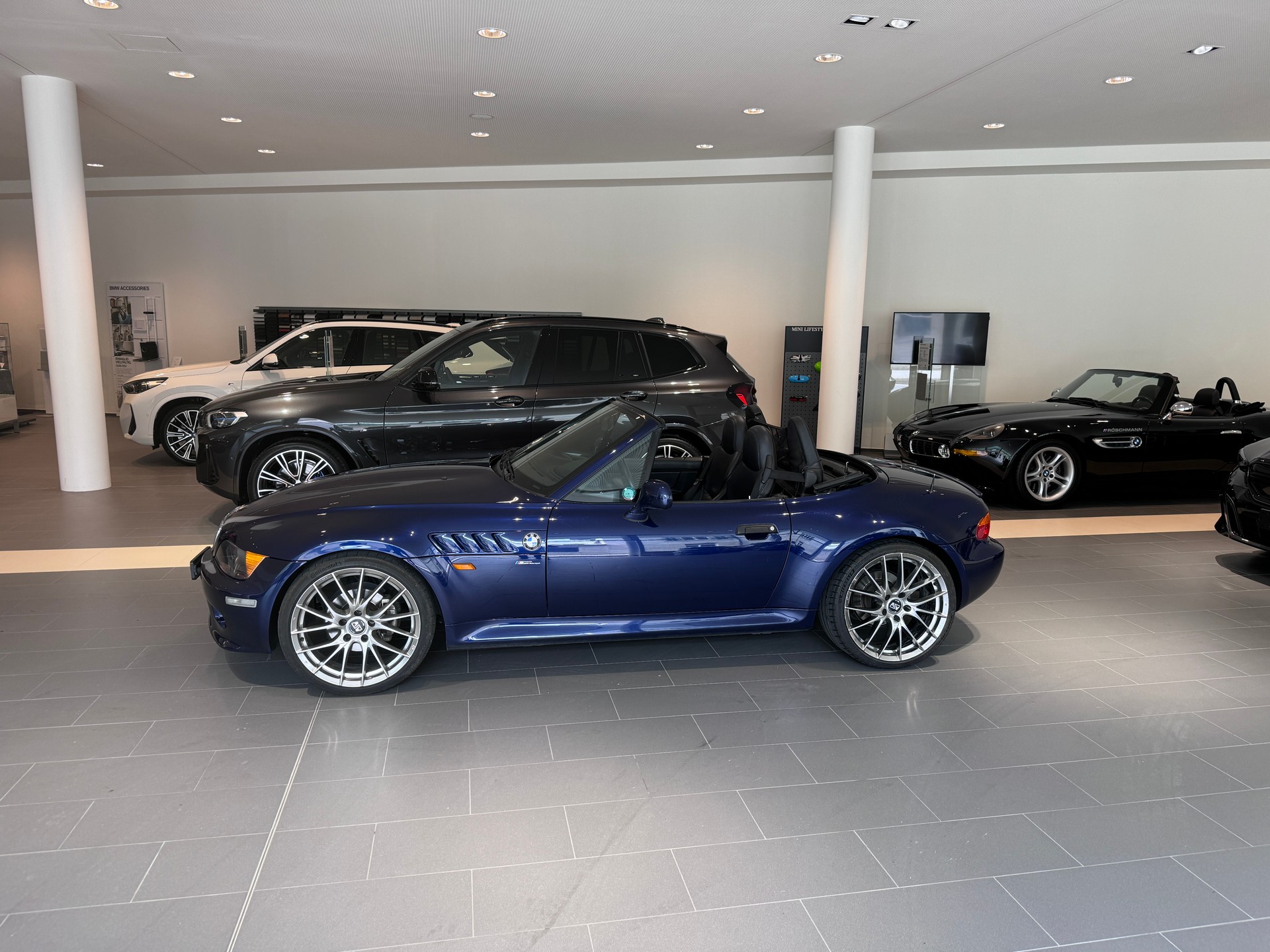 BMW Z3 2.8i Roadster-showroom-element-2