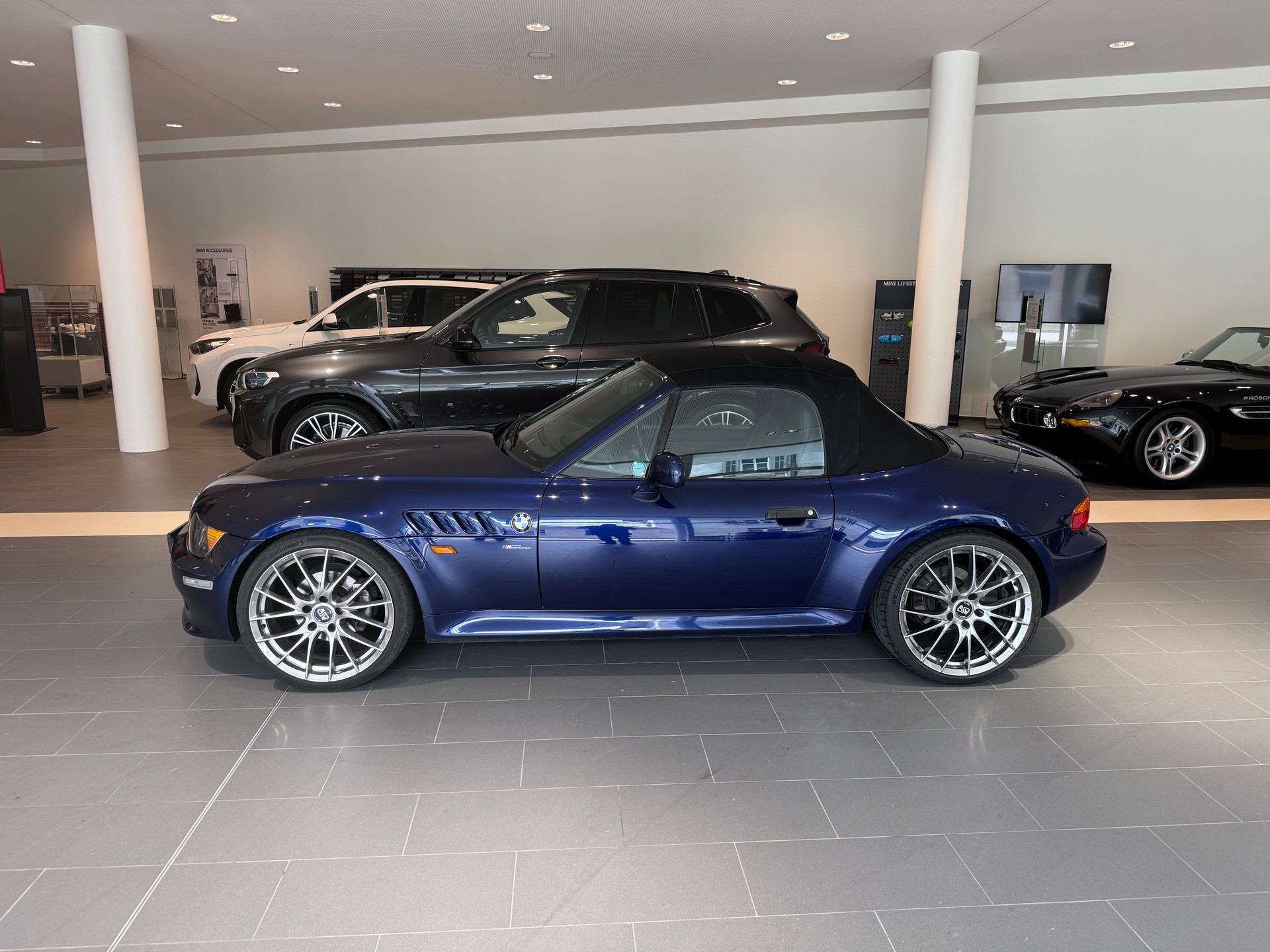 BMW Z3 2.8i Roadster-showroom-element-3