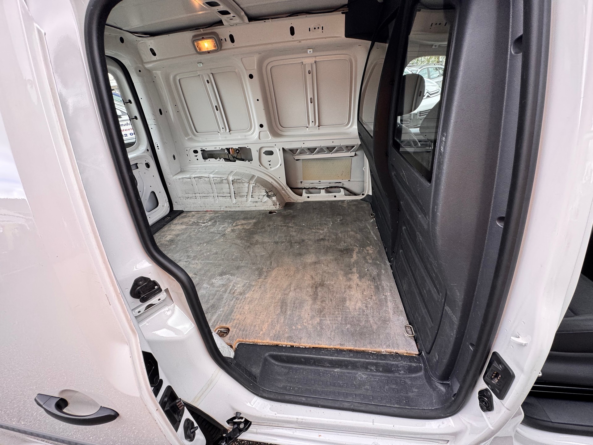 VW Caddy 1.4TGI BlueMotion Technology-image-10