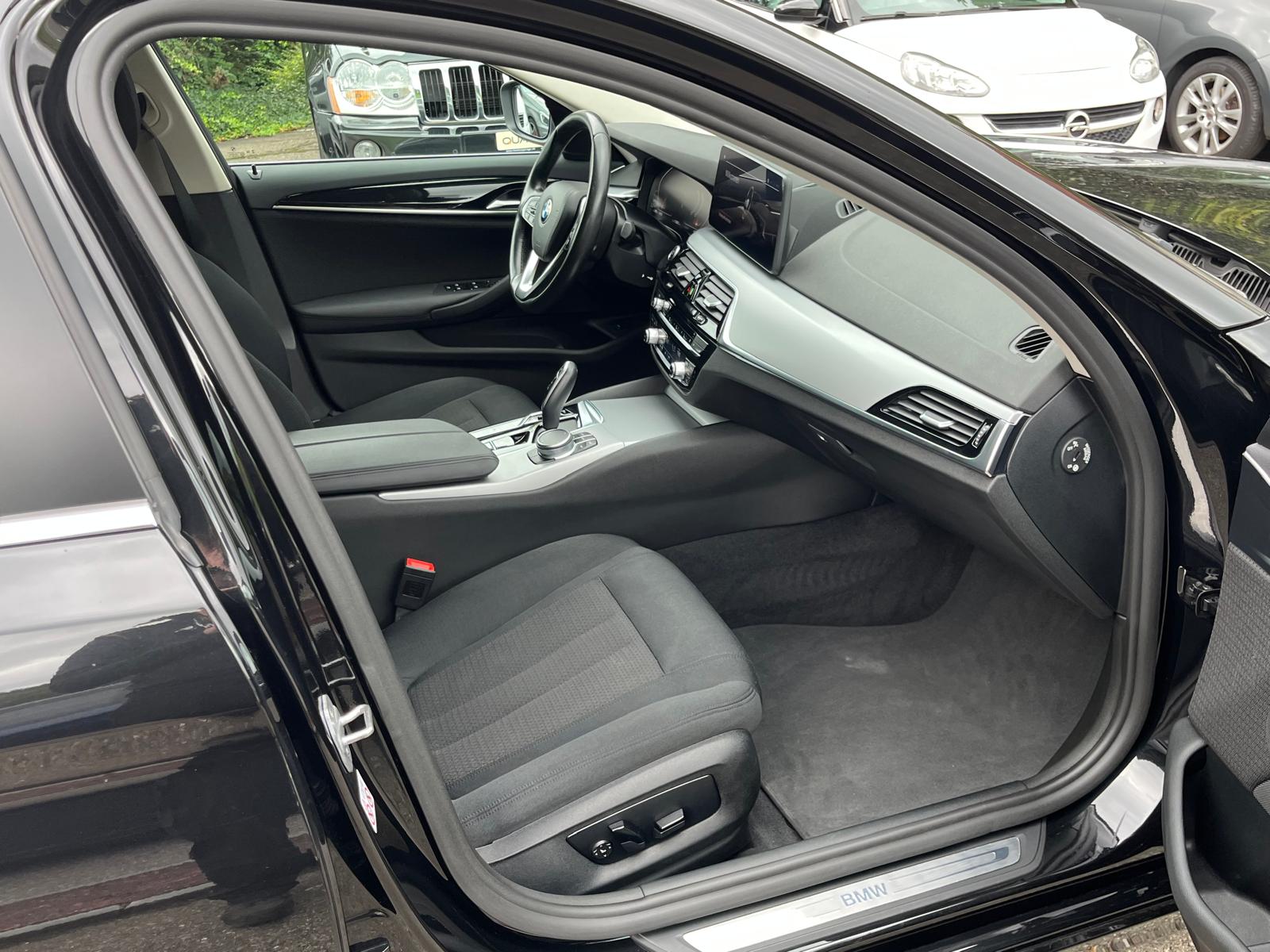 BMW 520d xDrive 48V Touring Steptronic-image-23