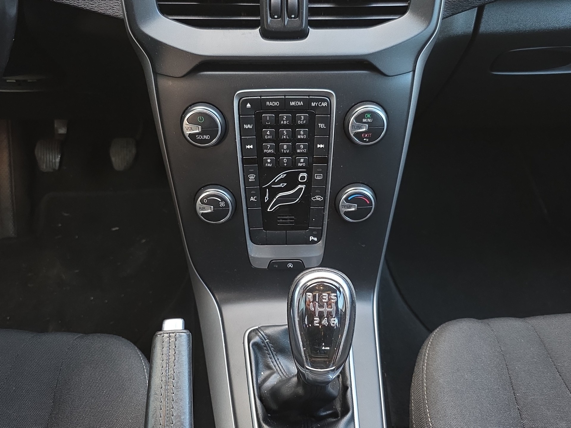 VOLVO V40 D2 Momentum-image-12