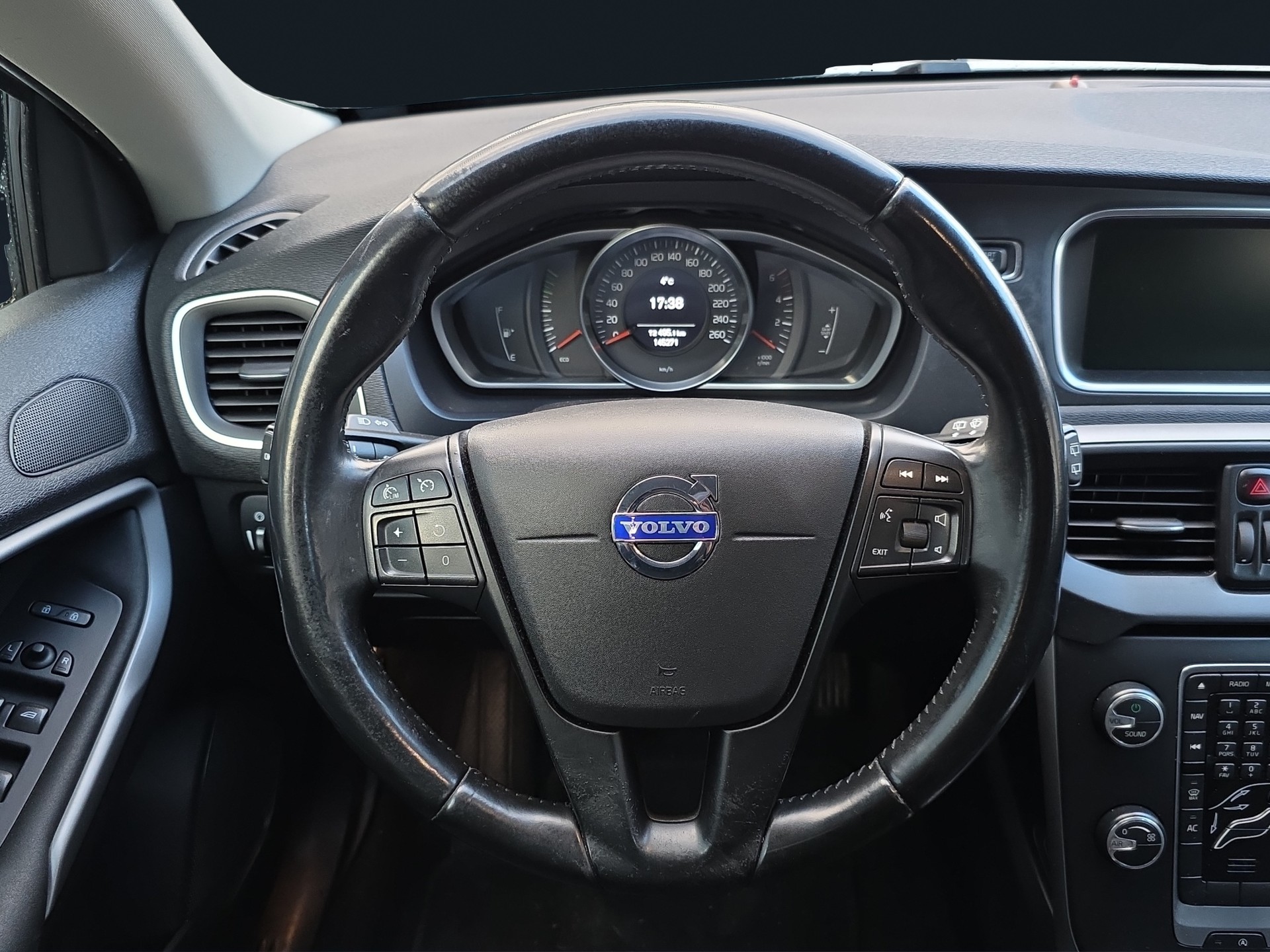 VOLVO V40 D2 Momentum-image-11