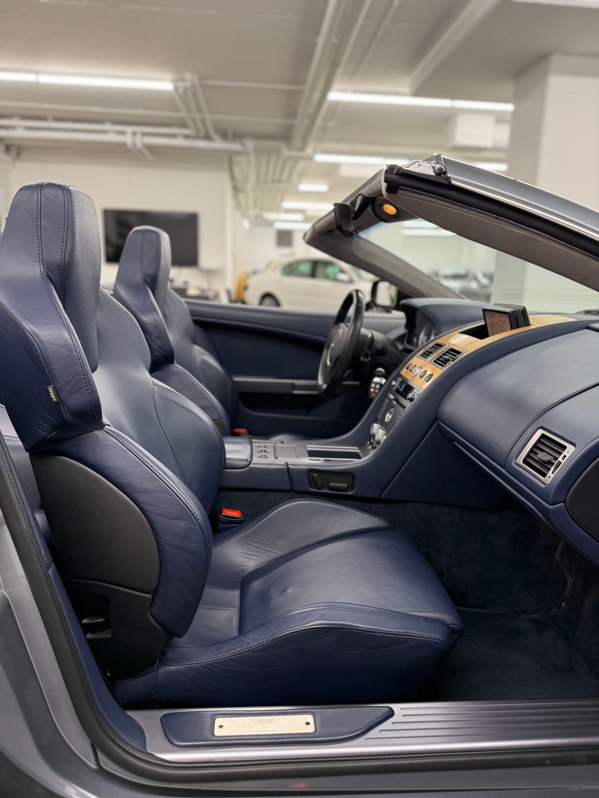 ASTON MARTIN DB9 Volante Touchtronic 2-image-28