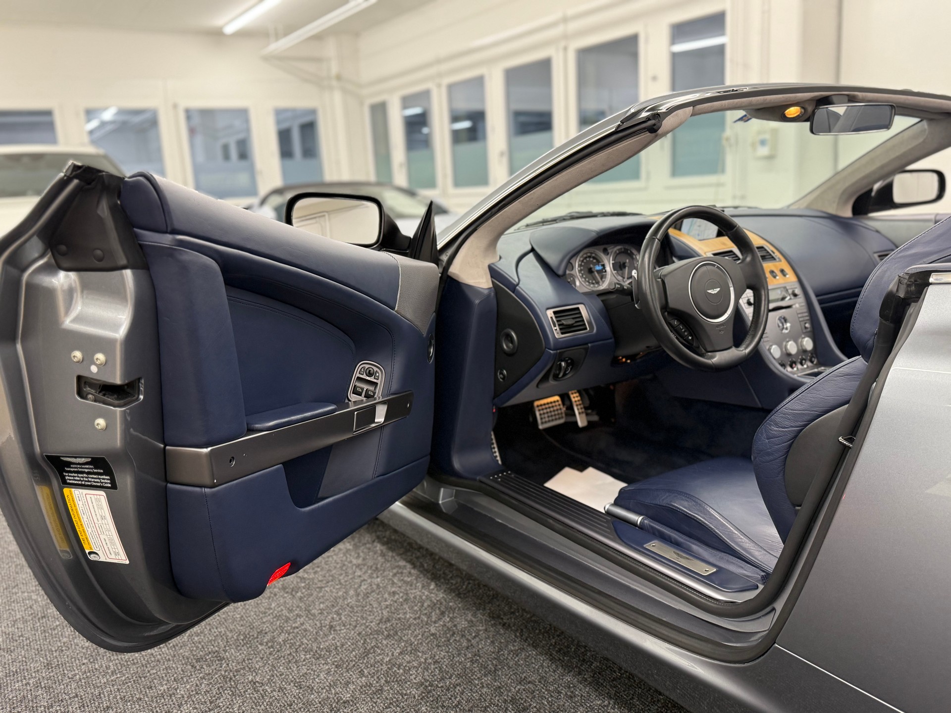 ASTON MARTIN DB9 Volante Touchtronic 2-image-24