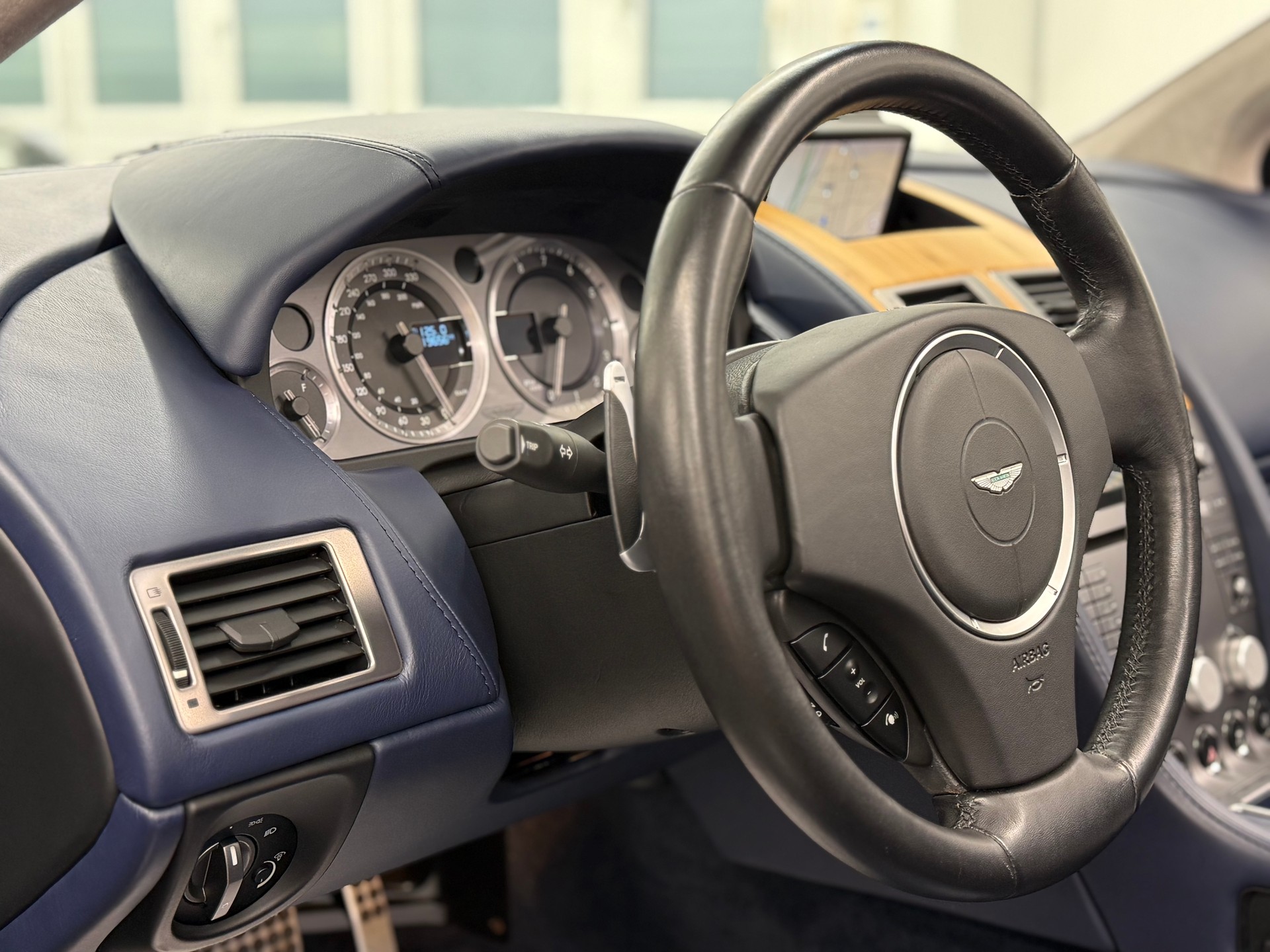 ASTON MARTIN DB9 Volante Touchtronic 2-image-23