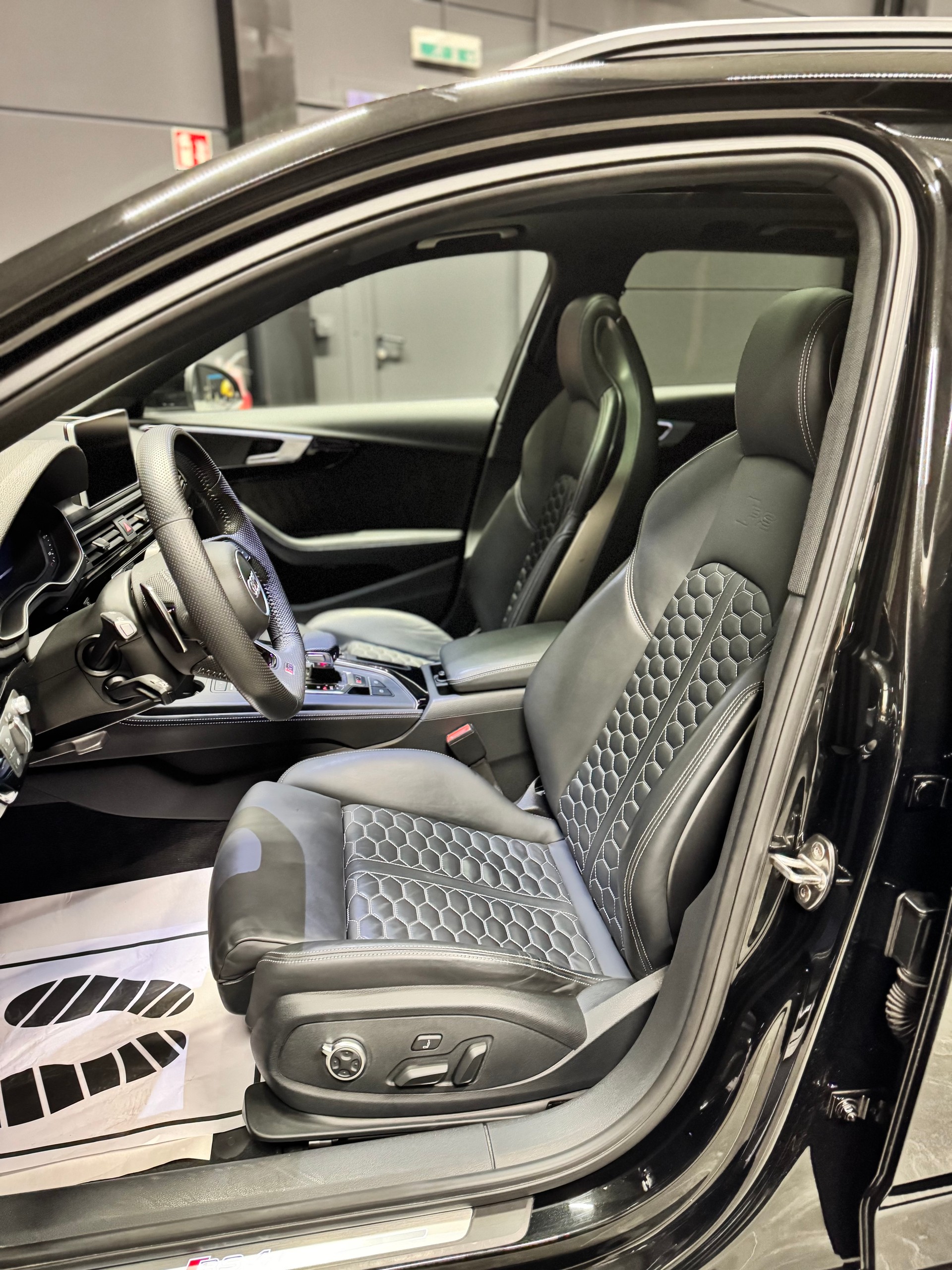 AUDI RS4 Avant 2.9 TFSI quattro tiptronic *ALLBLACK*-image-15