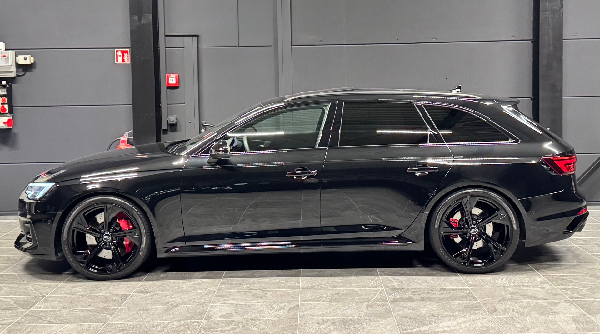 AUDI RS4 Avant 2.9 TFSI quattro tiptronic *ALLBLACK*-image-5