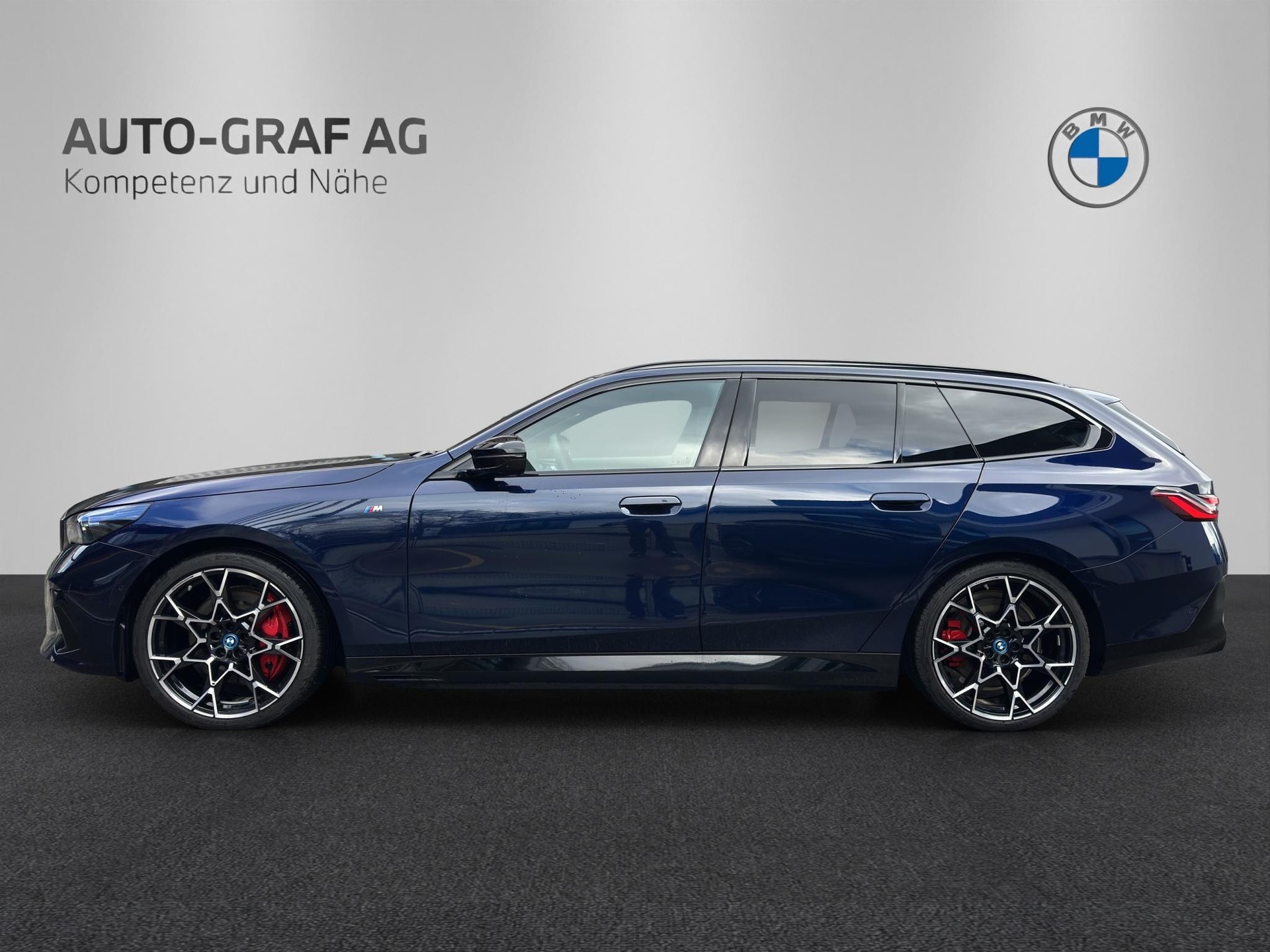 BMW i5 M60 xDrive Touring-showroom-element-1
