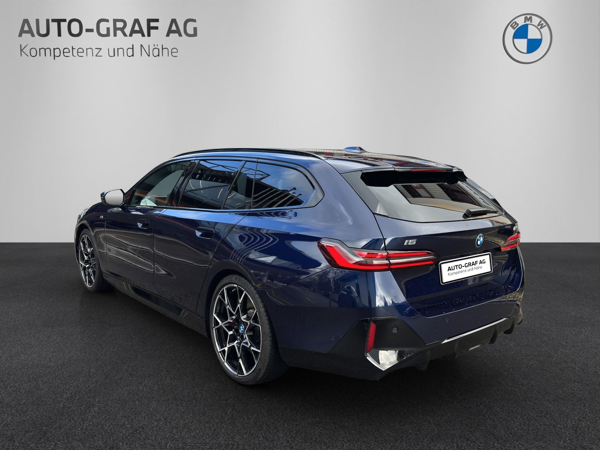 BMW i5 M60 xDrive Touring-showroom-element-2