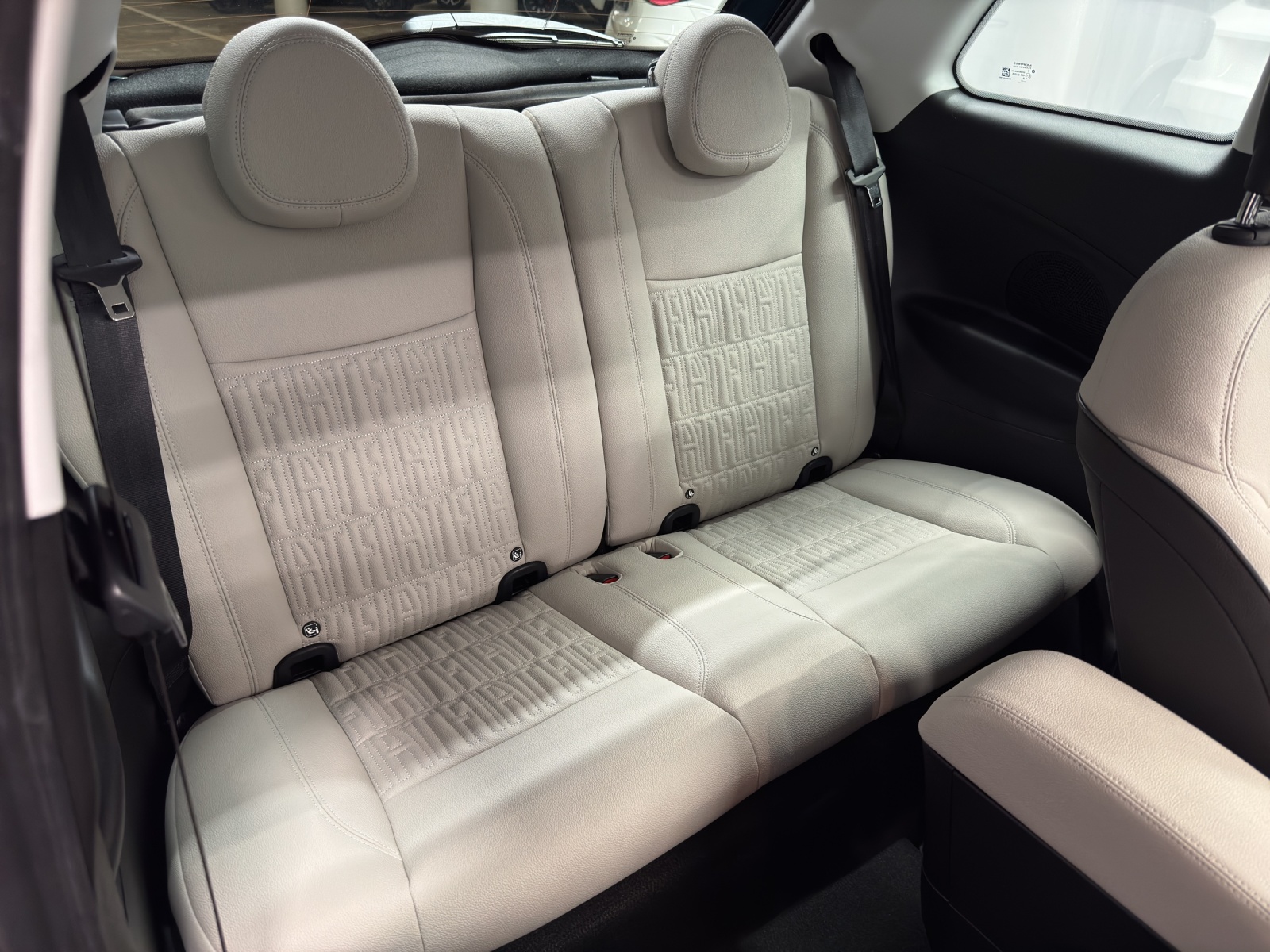 FIAT 500e La Prima-image-9
