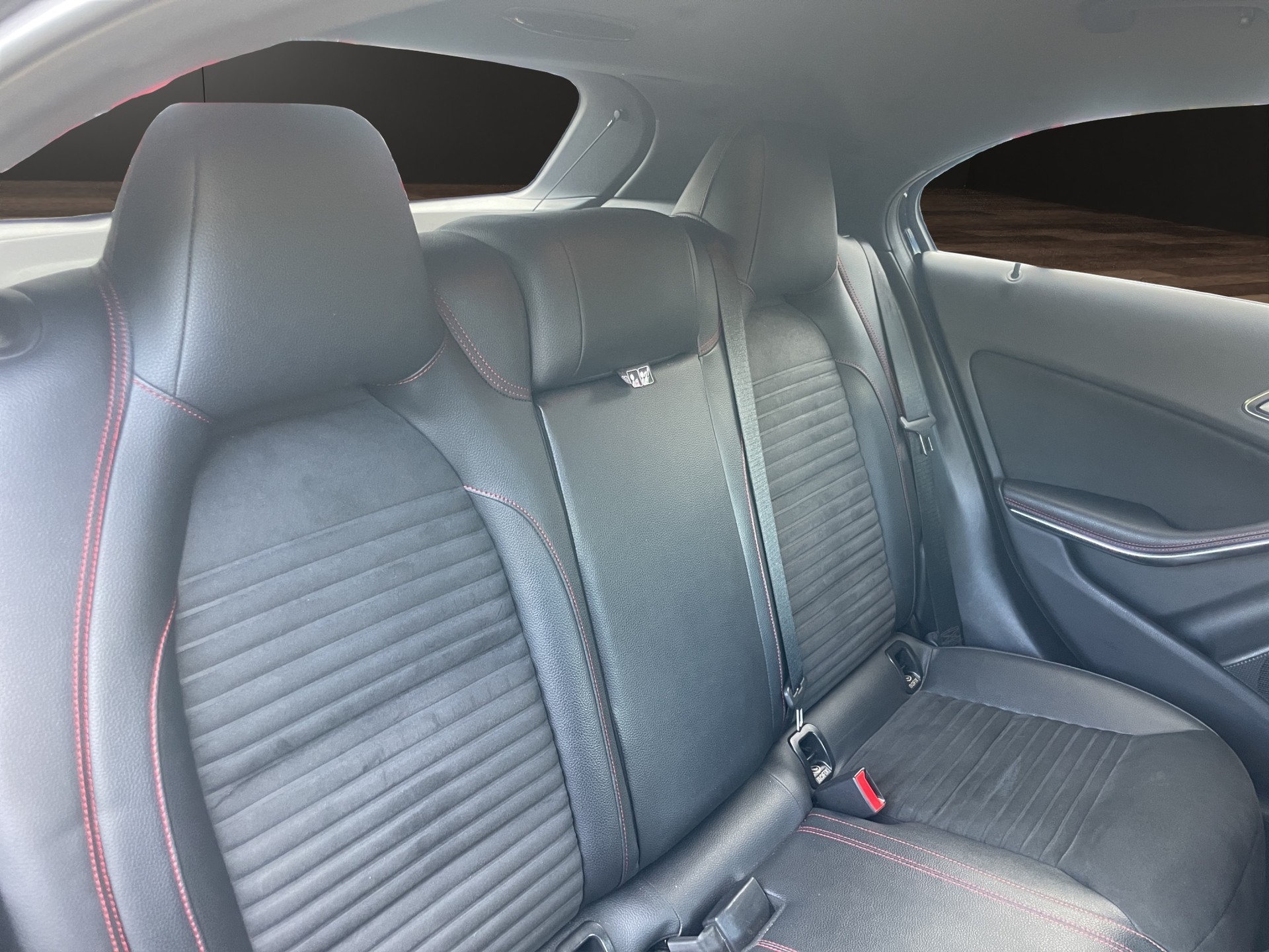 MERCEDES-BENZ A 220 CDI AMG Line 7G-DCT-image-13