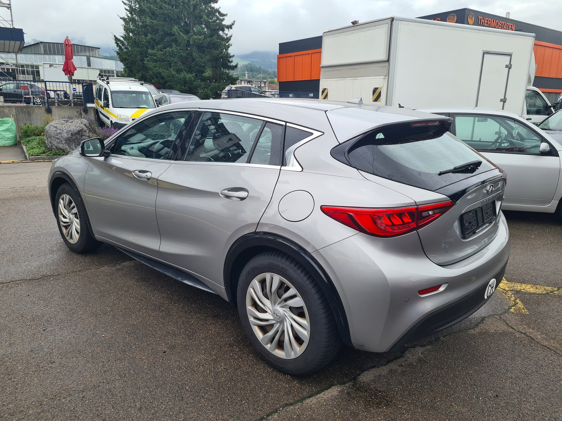 INFINITI Q30 1.5d Business FWD-showroom-element-3