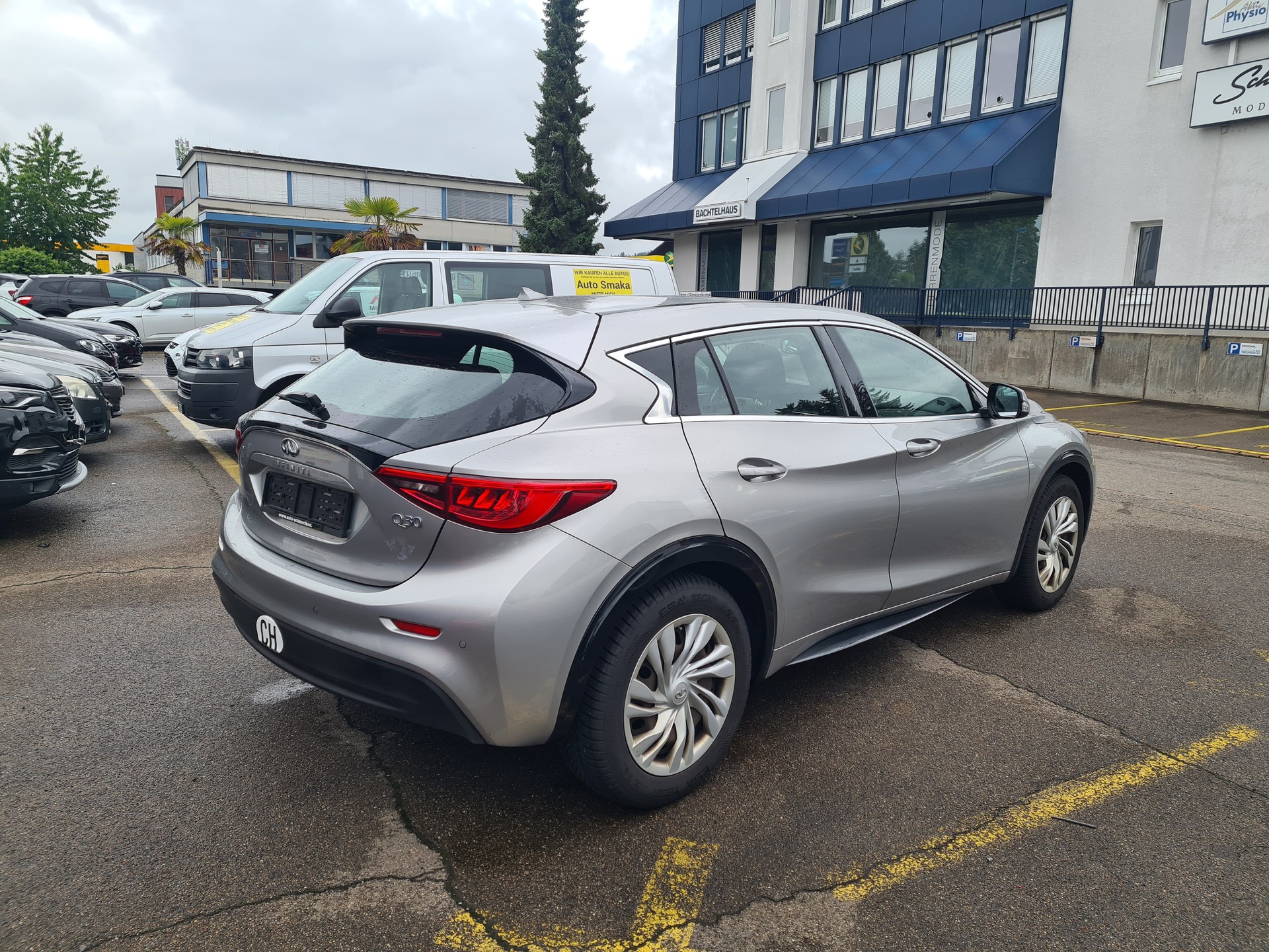 INFINITI Q30 1.5d Business FWD-showroom-element-1