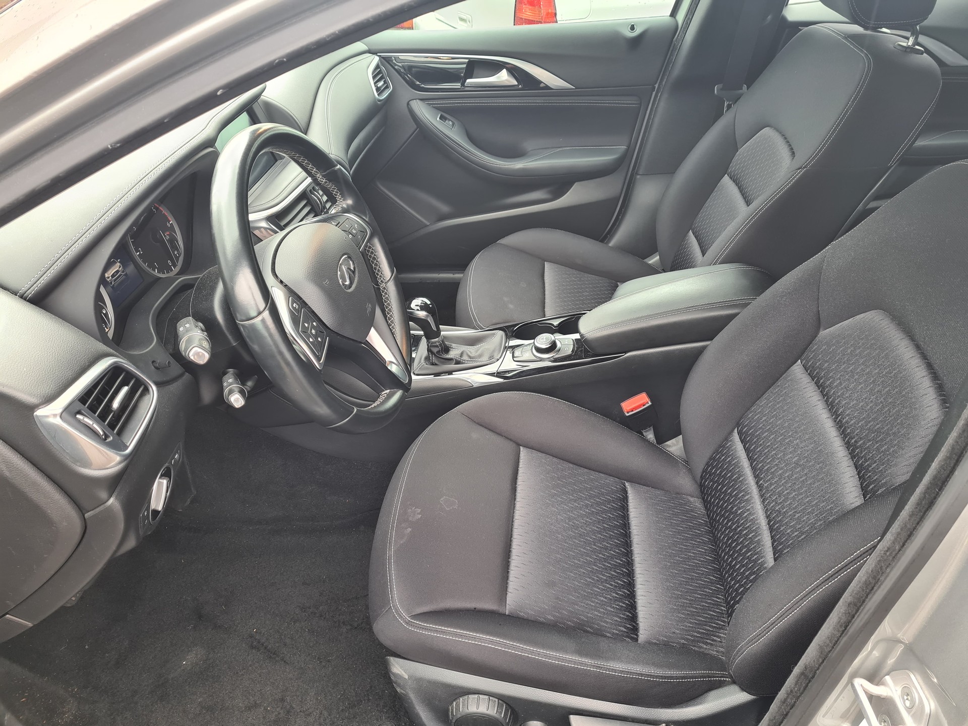 INFINITI Q30 1.5d Business FWD-image-6