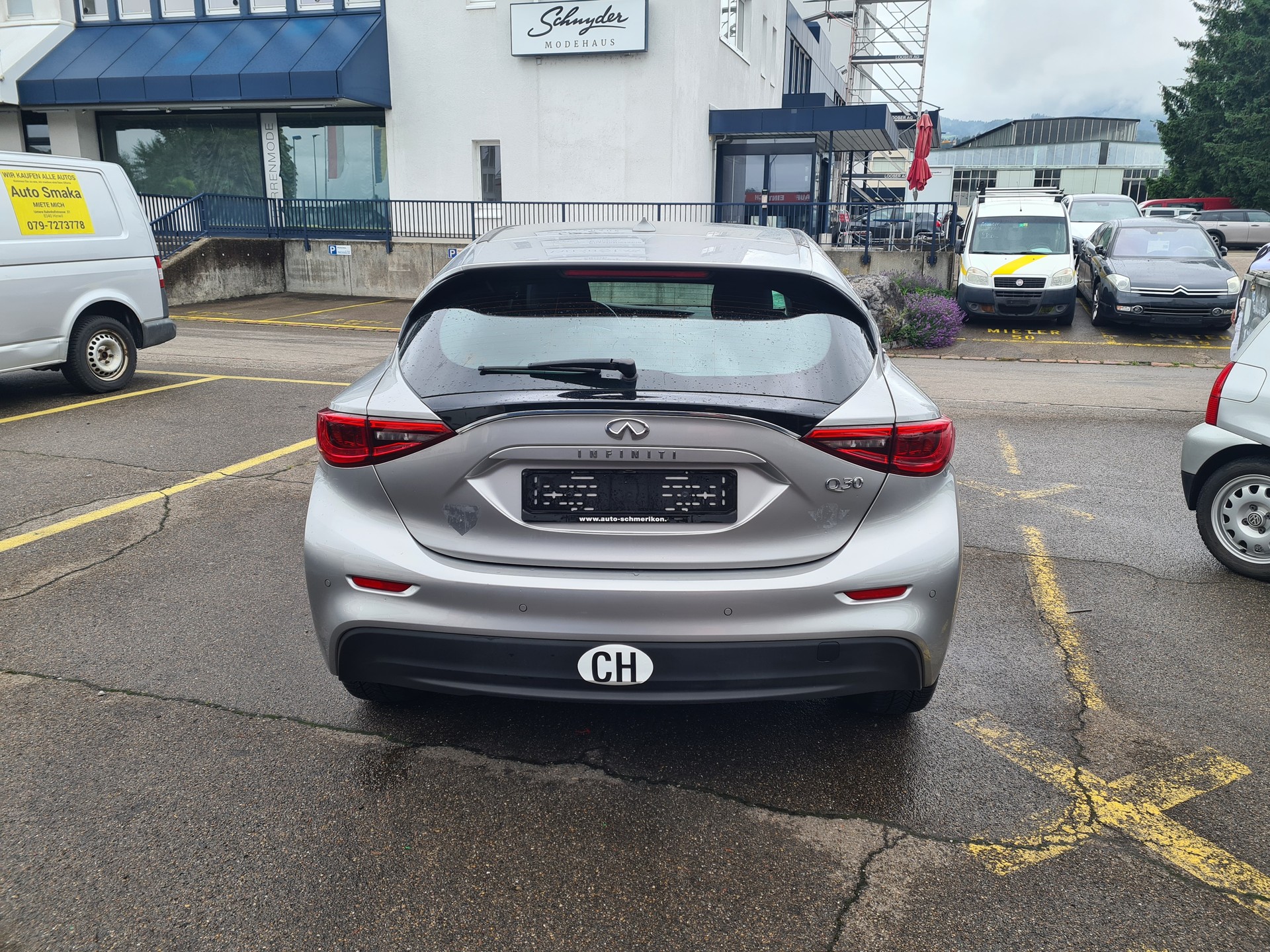 INFINITI Q30 1.5d Business FWD-showroom-element-2
