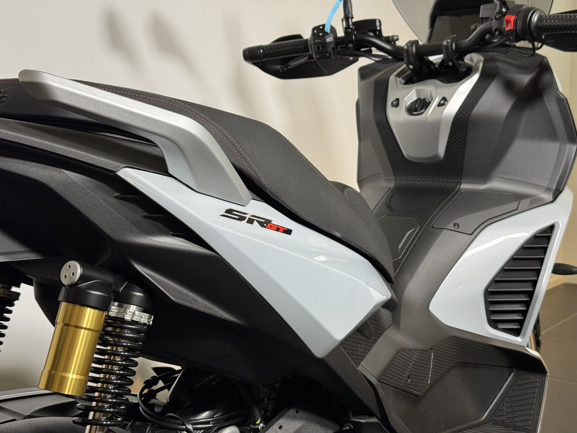 APRILIA SR GT 400-image-3