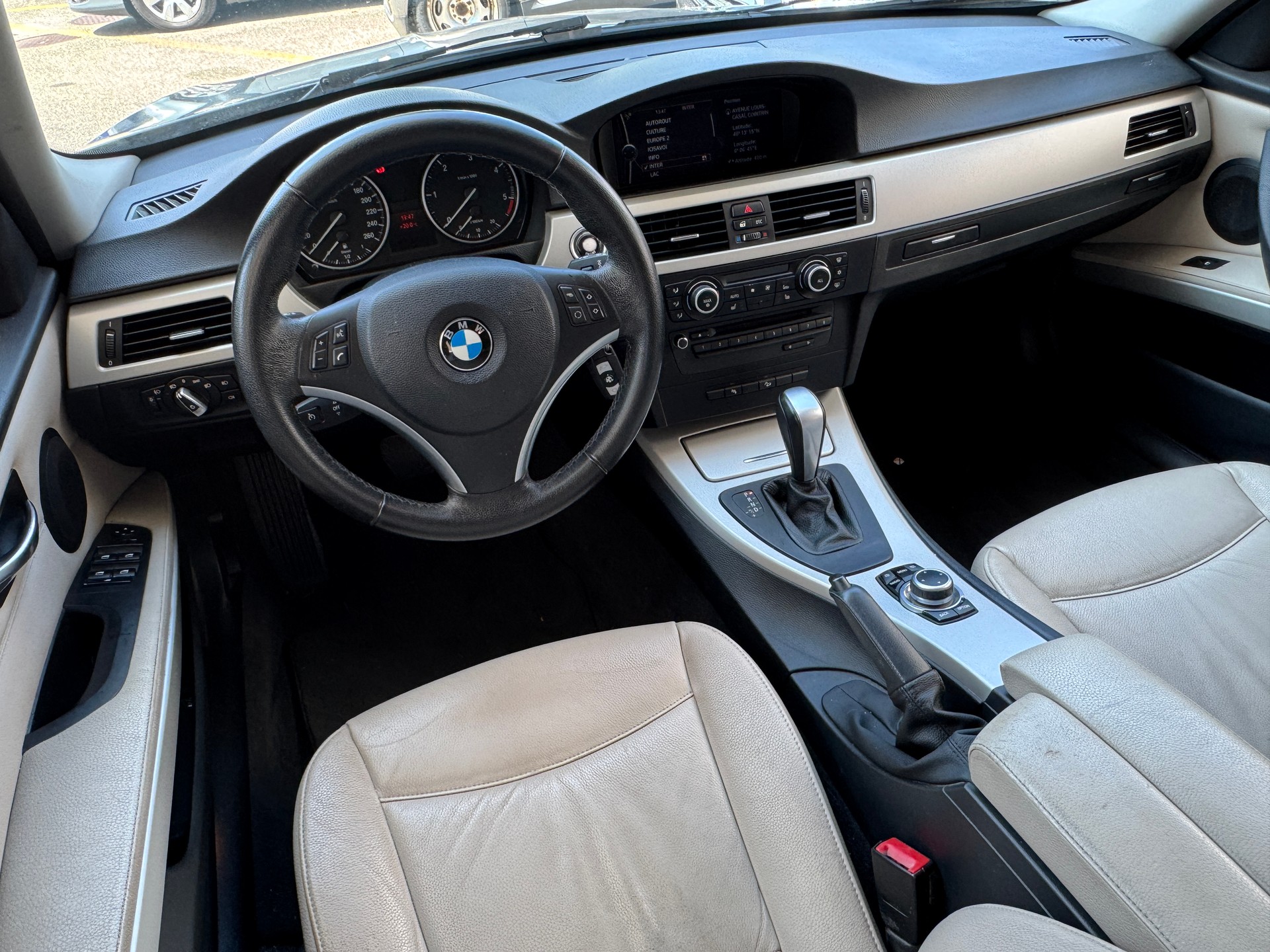 BMW 320d xDrive Touring Steptronic-image-10