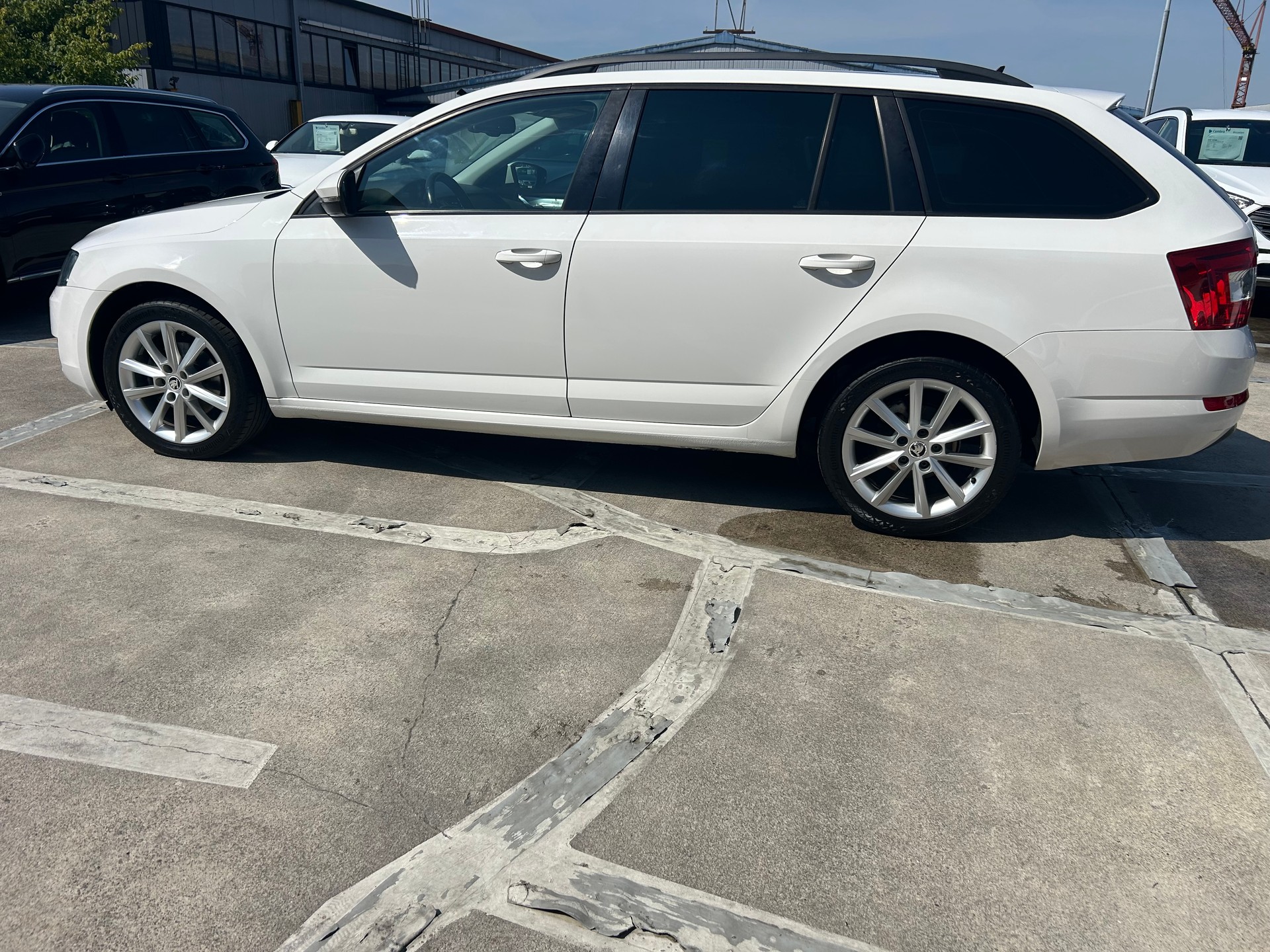 SKODA Octavia Combi 2.0 TDI Style-showroom-element-1