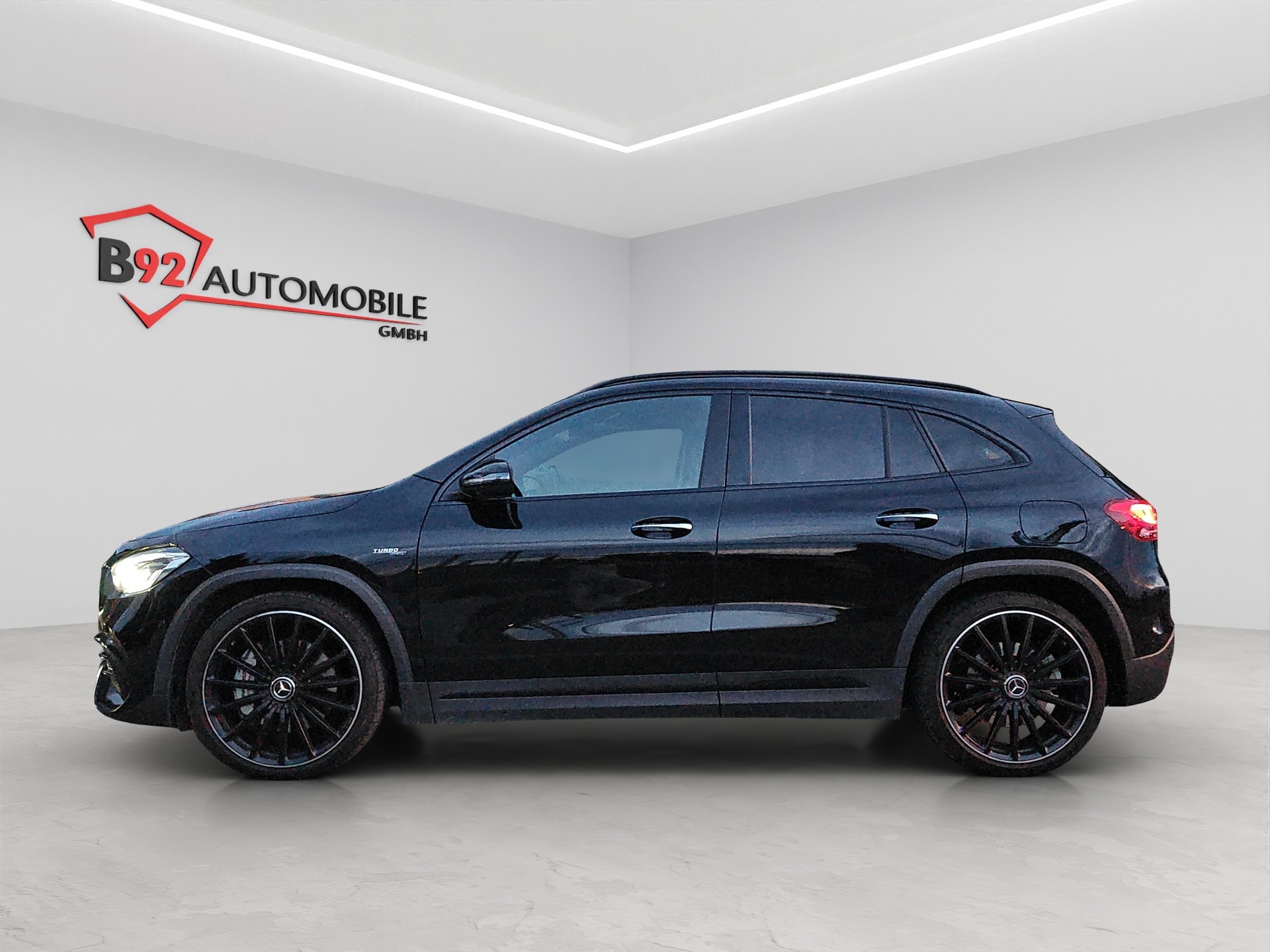 MERCEDES-BENZ GLA 35 AMG 4Matic 8G-Speedshift DCT-showroom-element-1
