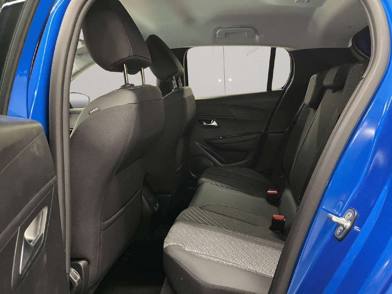 PEUGEOT 208 1.2 Hybrid Allure-image-13