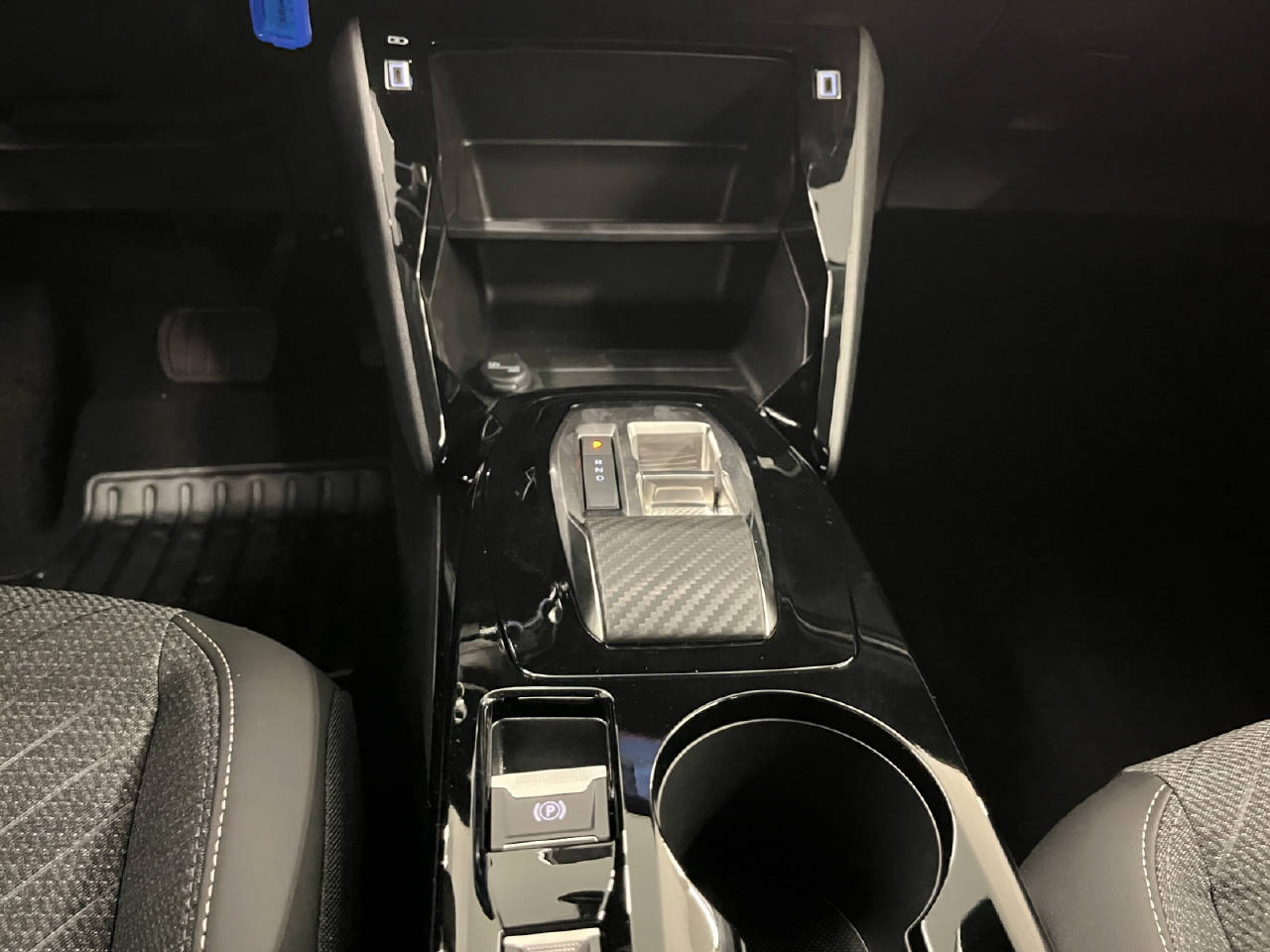 PEUGEOT 208 1.2 Hybrid Allure-image-11