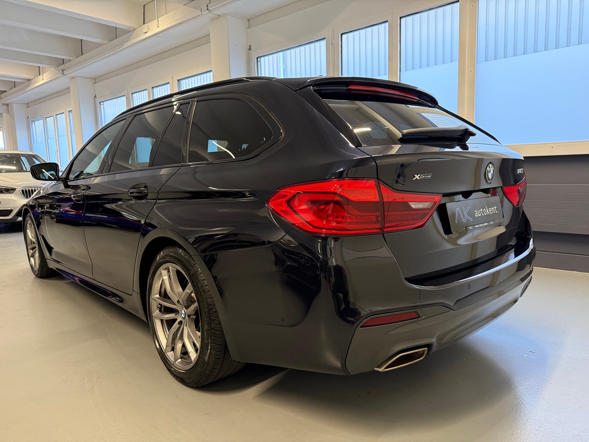 BMW 540i xDrive Touring M Sportpaket Steptronic-image-4
