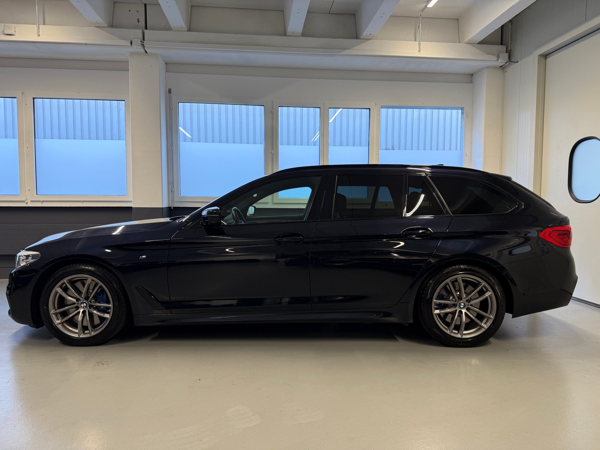 BMW 540i xDrive Touring M Sportpaket Steptronic-showroom-element-3