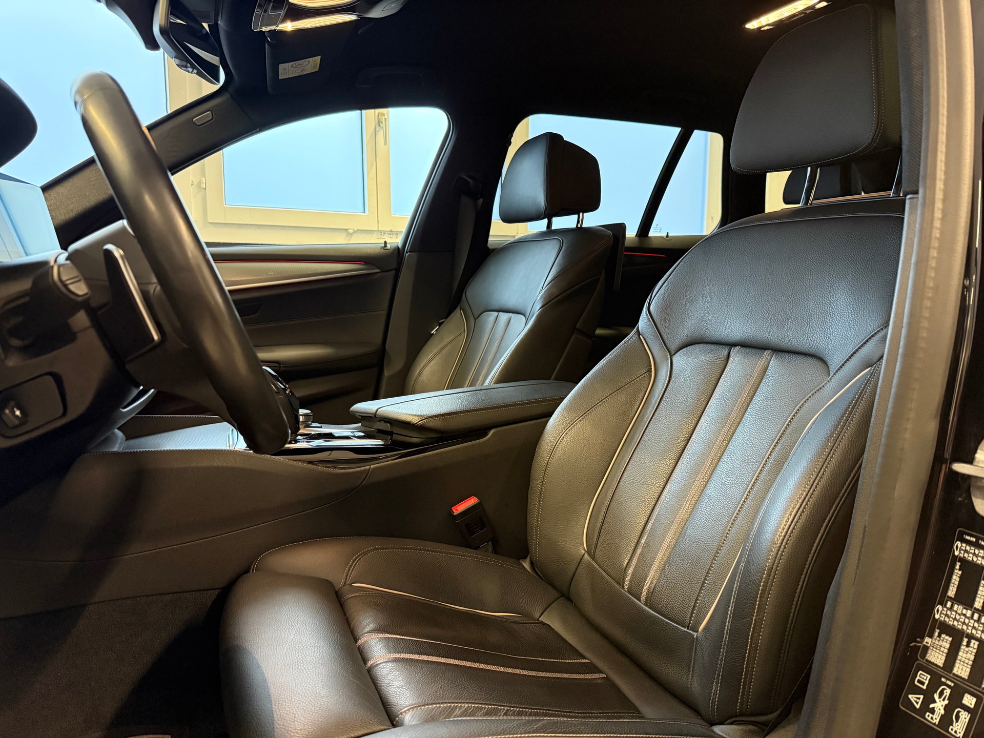BMW 540i xDrive Touring M Sportpaket Steptronic-image-17