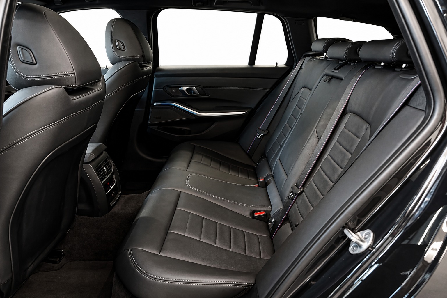 BMW M340i xDrive 48V Touring Steptronic M Sport Pro Individual-image-13