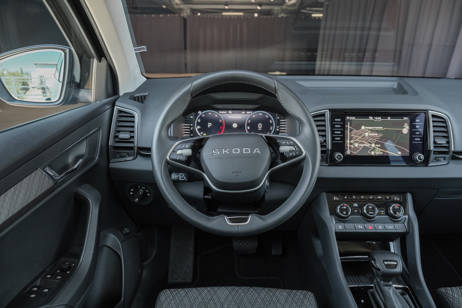 SKODA Karoq 1.5 TSI Top Selection DSG-image-15