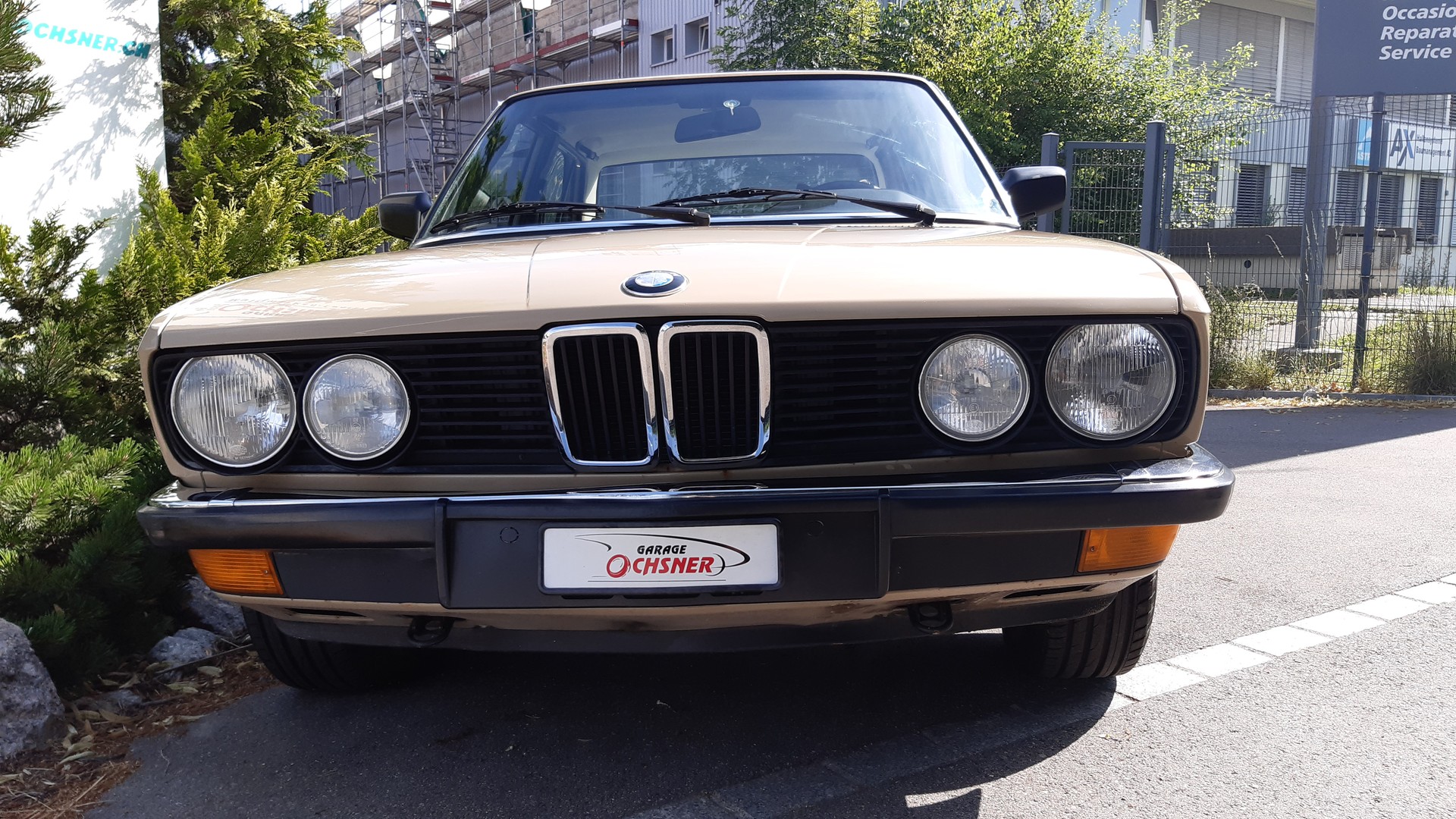 BMW 525-showroom-element-2