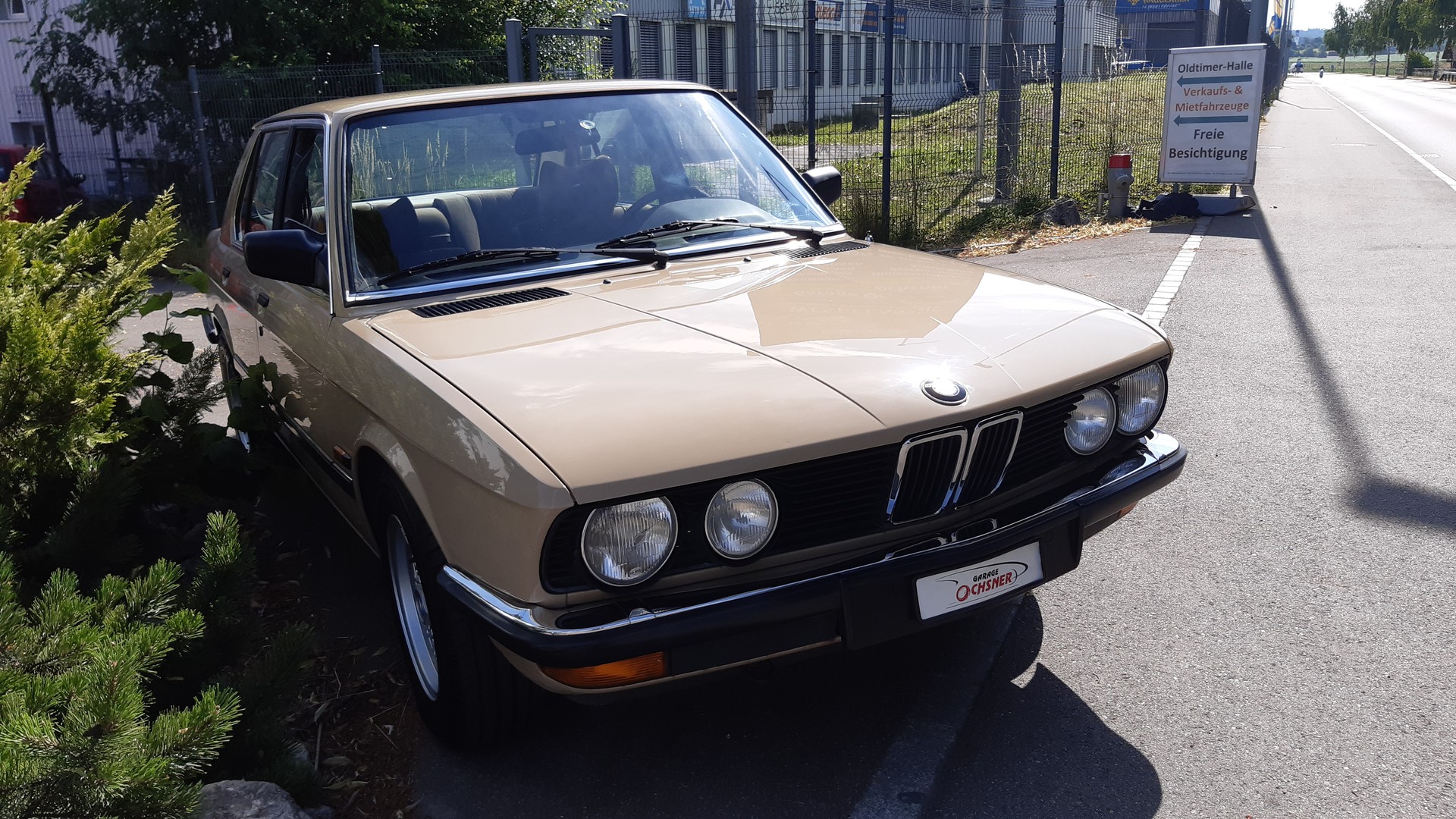 BMW 525-showroom-element-3