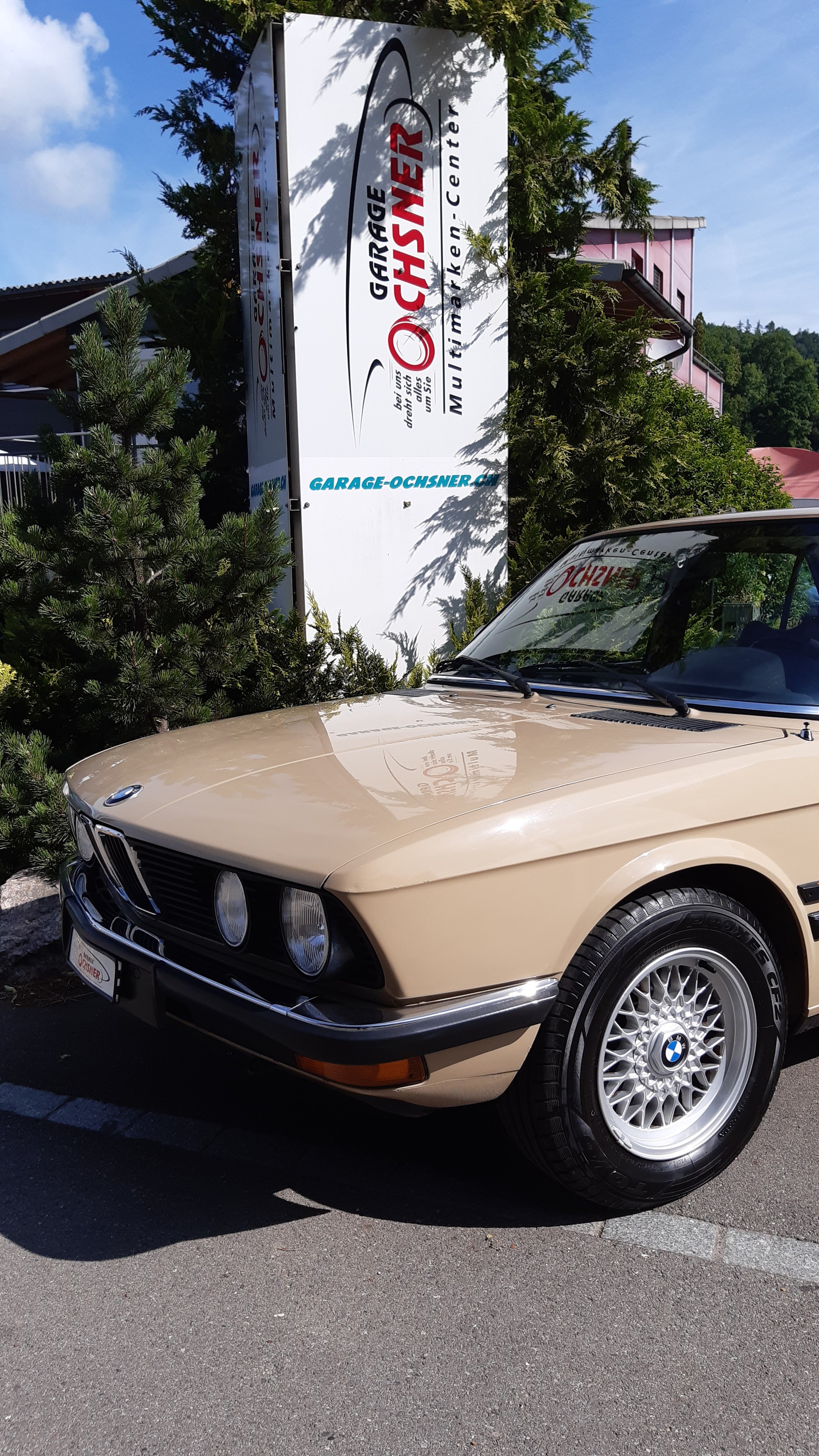 BMW 525-showroom-element-1