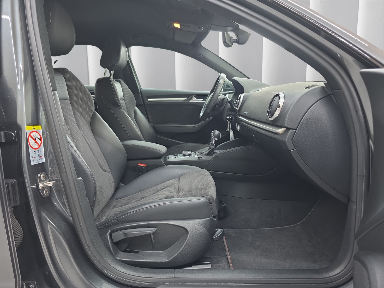 AUDI S3 Sportback 2.0 T FSI quattro S-Tronic-image-11
