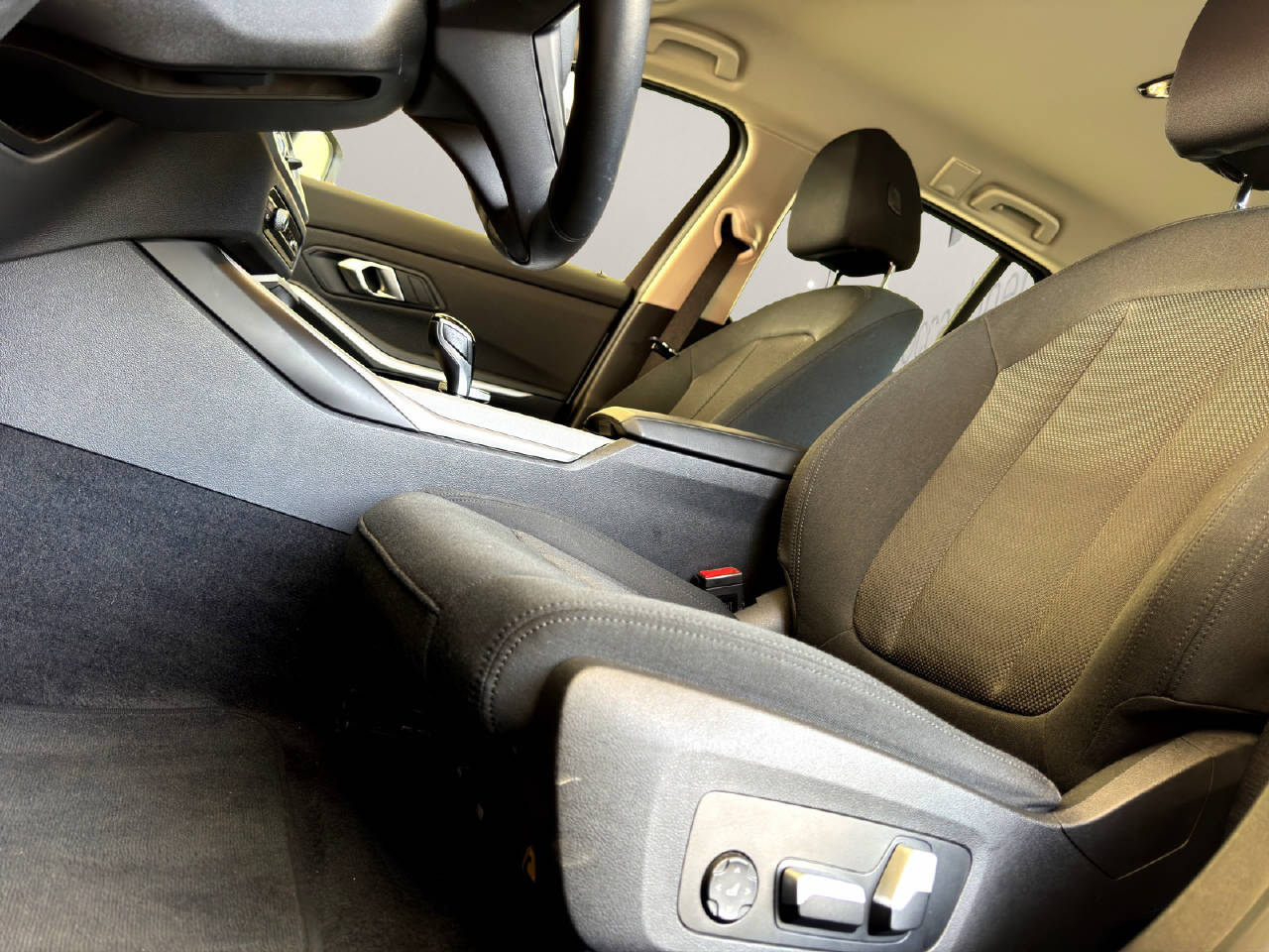 BMW 320d xDrive 190PS Touring-image-12