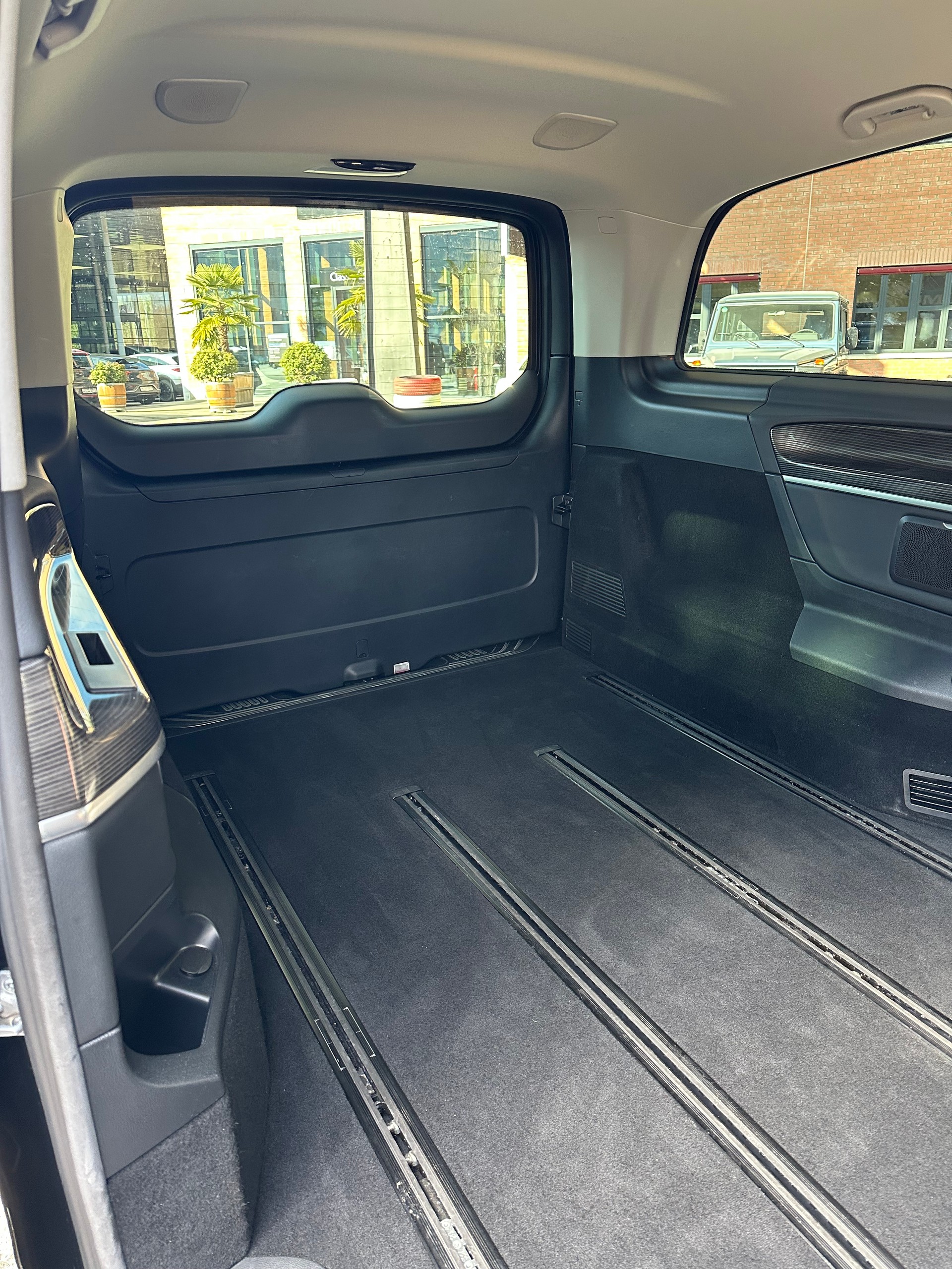 MERCEDES-BENZ V 300 d Avantgarde lang | 7 Sitze + Liegpaket | Distronic | 360° | Burmester | AHK | MB Garantie bis 07/2027-image-8