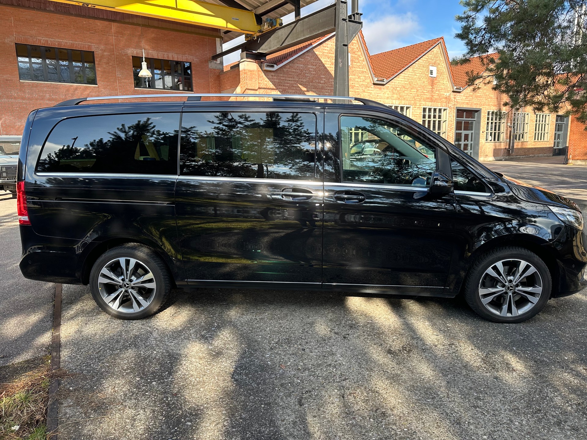 MERCEDES-BENZ V 300 d Avantgarde lang | 7 Sitze + Liegpaket | Distronic | 360° | Burmester | AHK | MB Garantie bis 07/2027-image-5