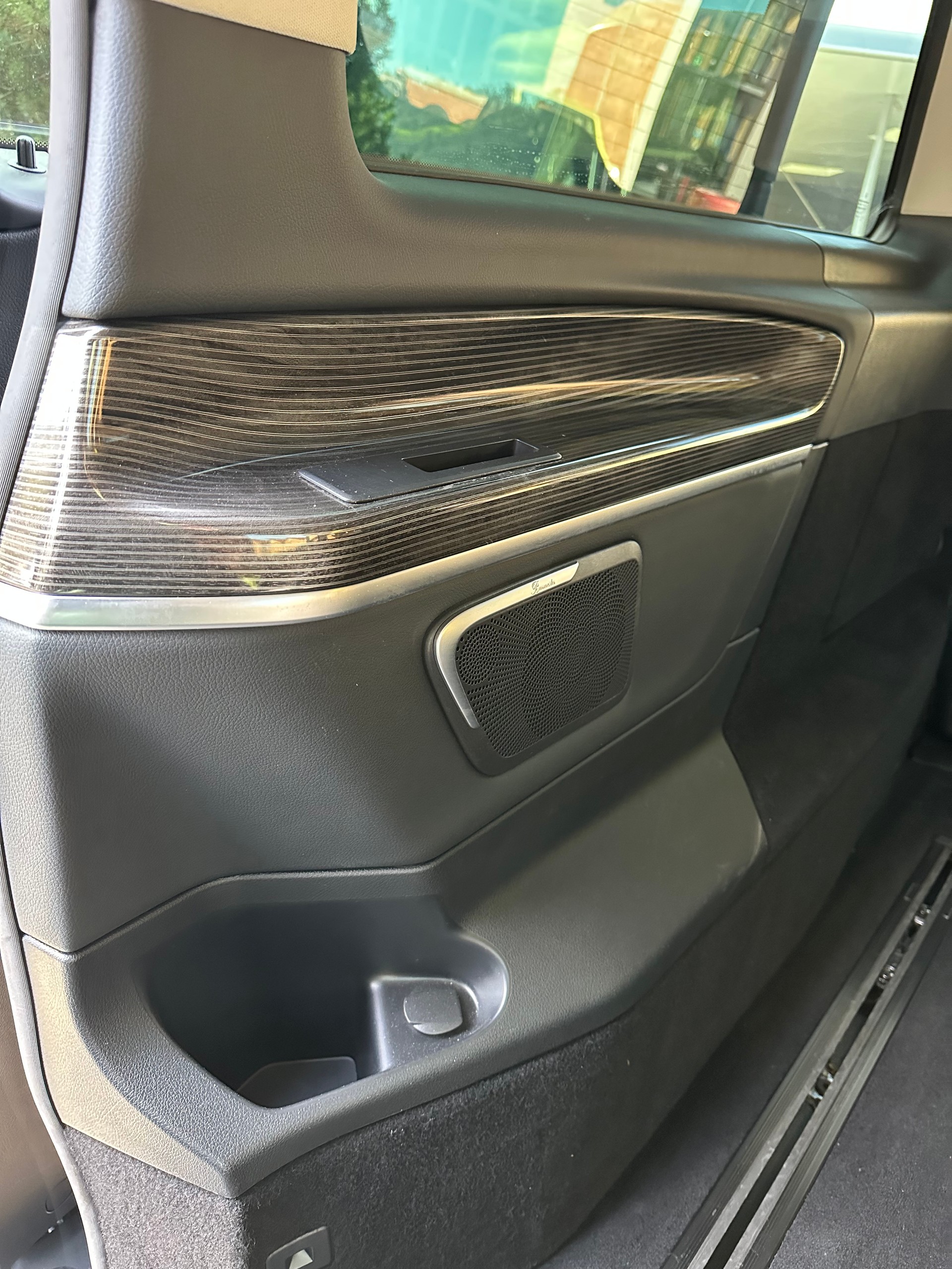 MERCEDES-BENZ V 300 d Avantgarde lang | 7 Sitze + Liegpaket | Distronic | 360° | Burmester | AHK | MB Garantie bis 07/2027-image-14