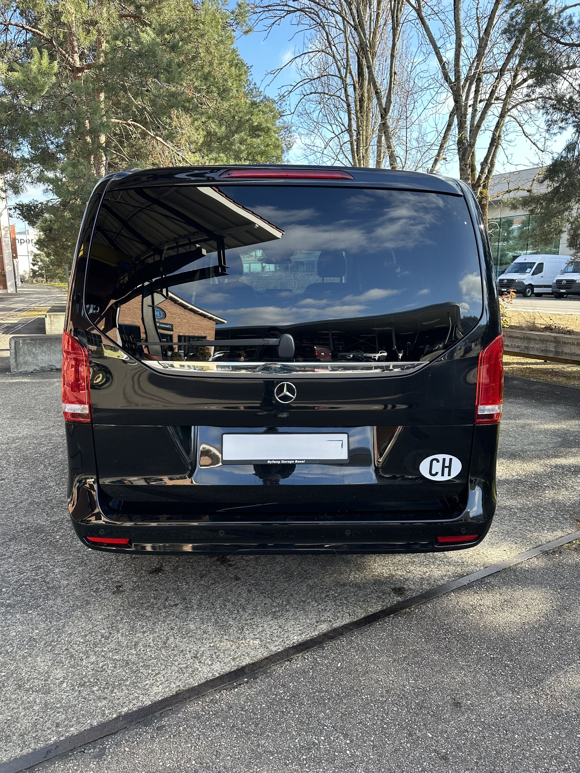 MERCEDES-BENZ V 300 d Avantgarde lang | 7 Sitze + Liegpaket | Distronic | 360° | Burmester | AHK | MB Garantie bis 07/2027-image-4