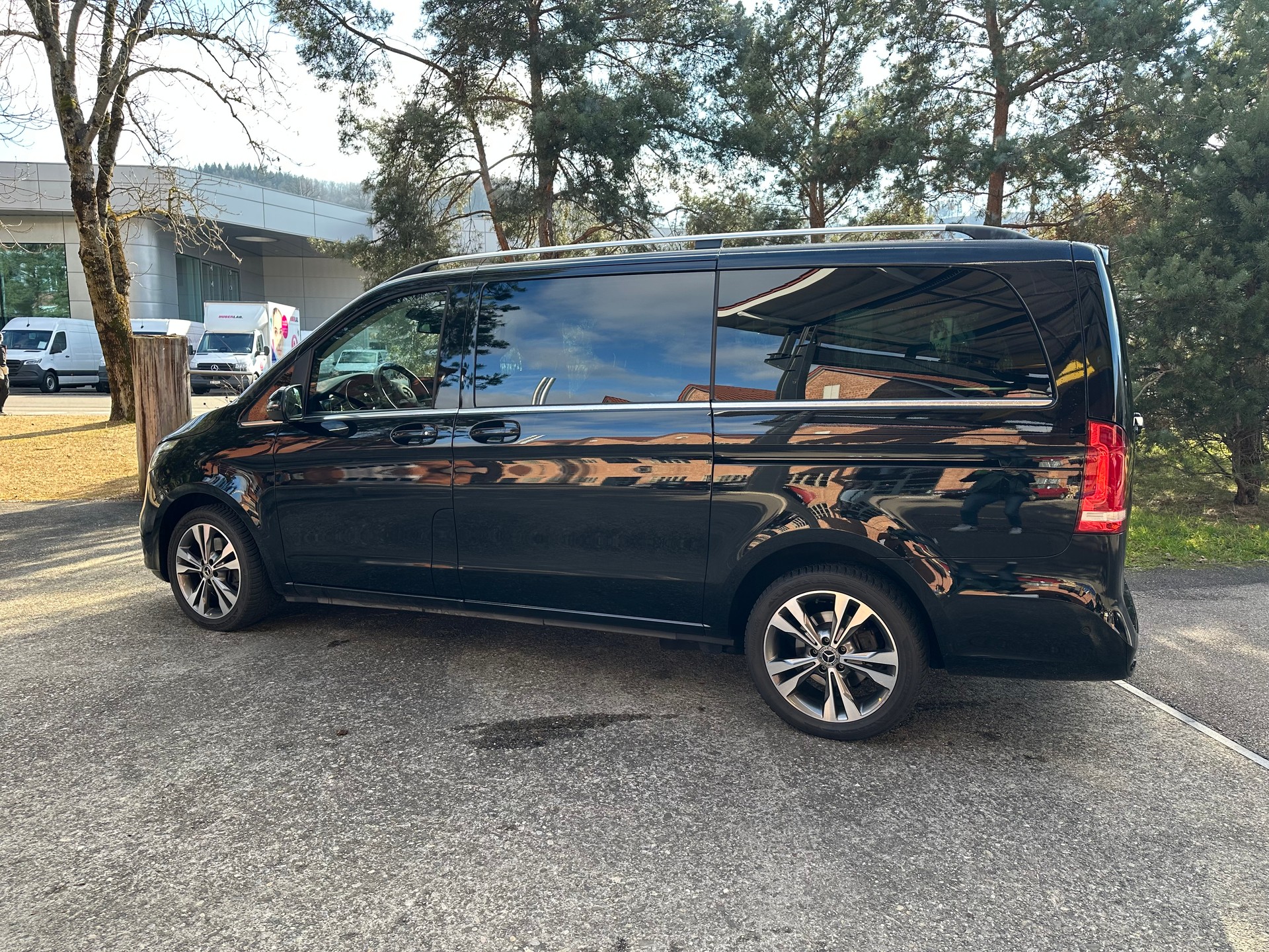 MERCEDES-BENZ V 300 d Avantgarde lang | 7 Sitze + Liegpaket | Distronic | 360° | Burmester | AHK | MB Garantie bis 07/2027-image-2