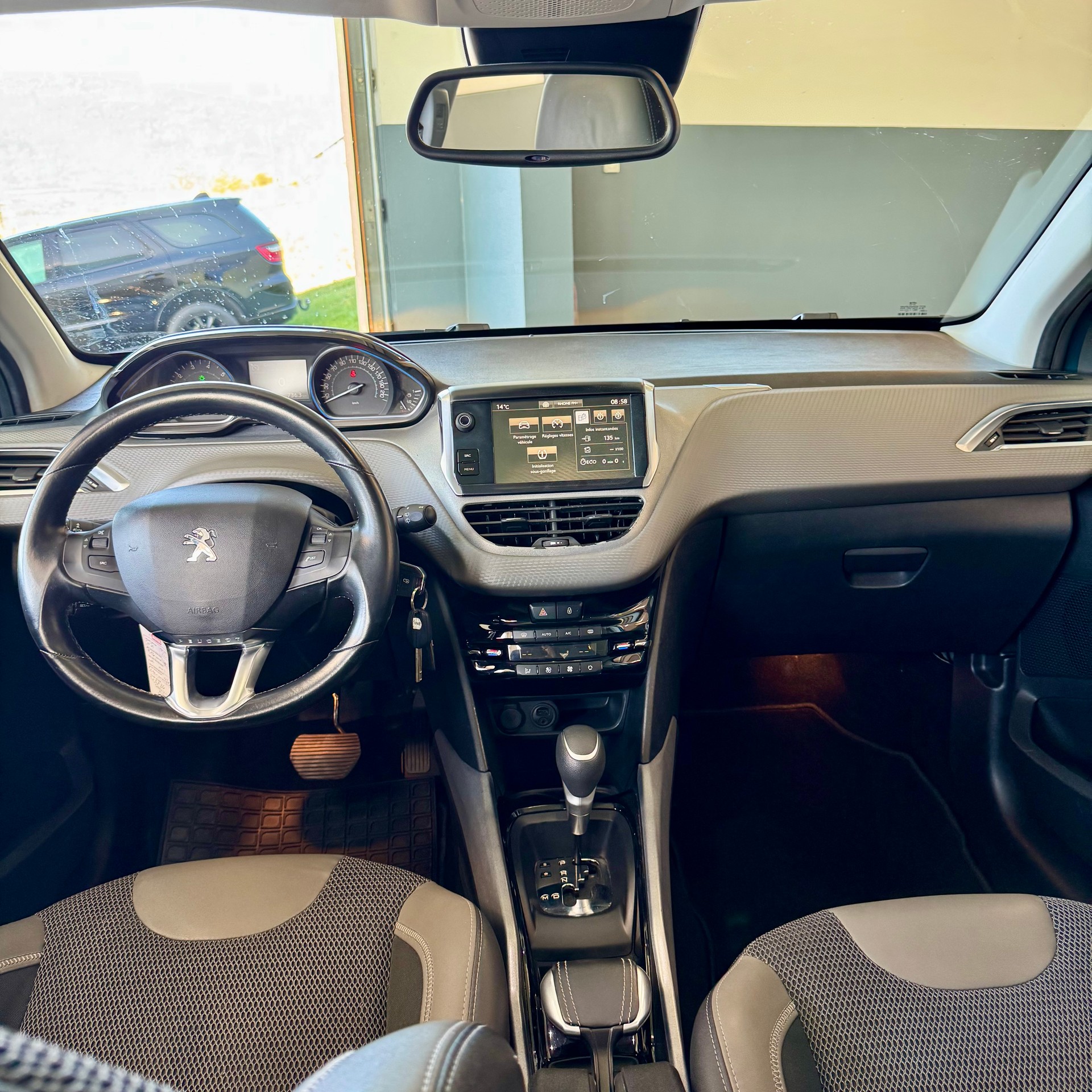 PEUGEOT 2008 1.2 PureTech Allure EAT6-image-6