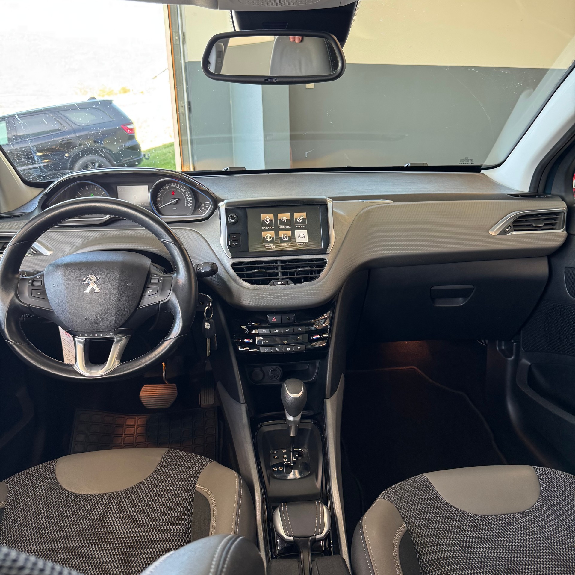 PEUGEOT 2008 1.2 PureTech Allure EAT6-image-11