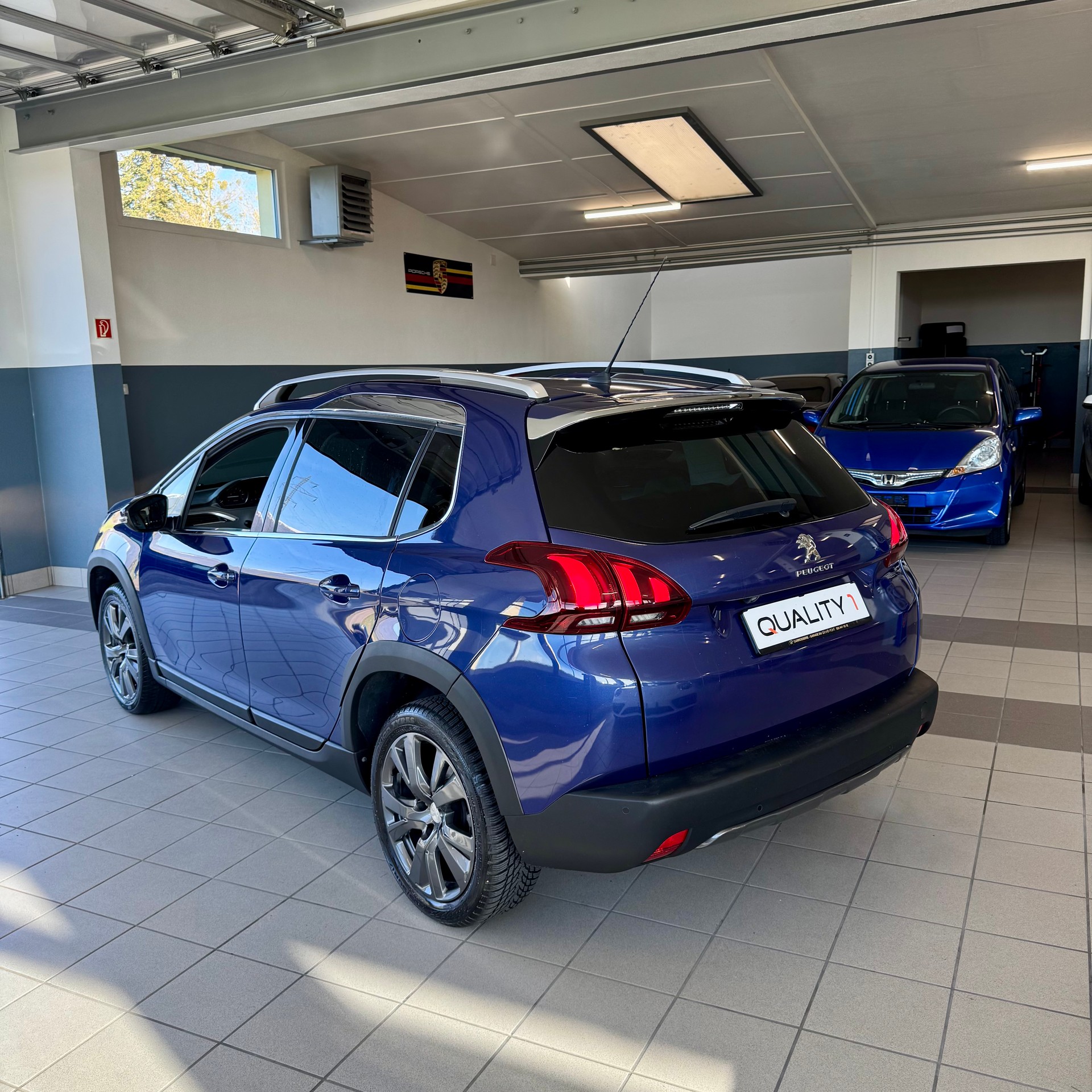 PEUGEOT 2008 1.2 PureTech Allure EAT6-showroom-element-3